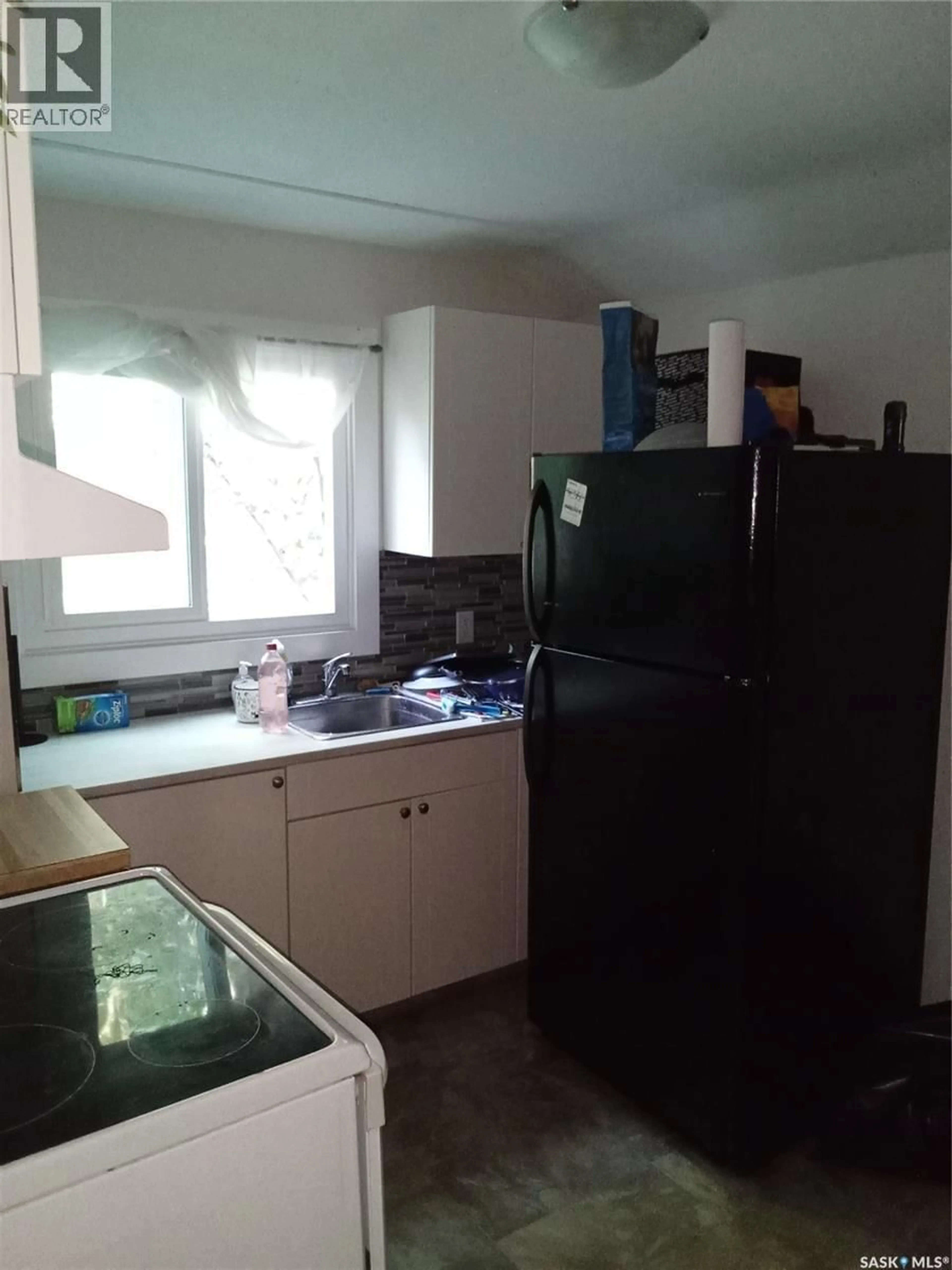 Standard kitchen, unknown for 125 S AVENUE S, Saskatoon Saskatchewan S7M2Z7