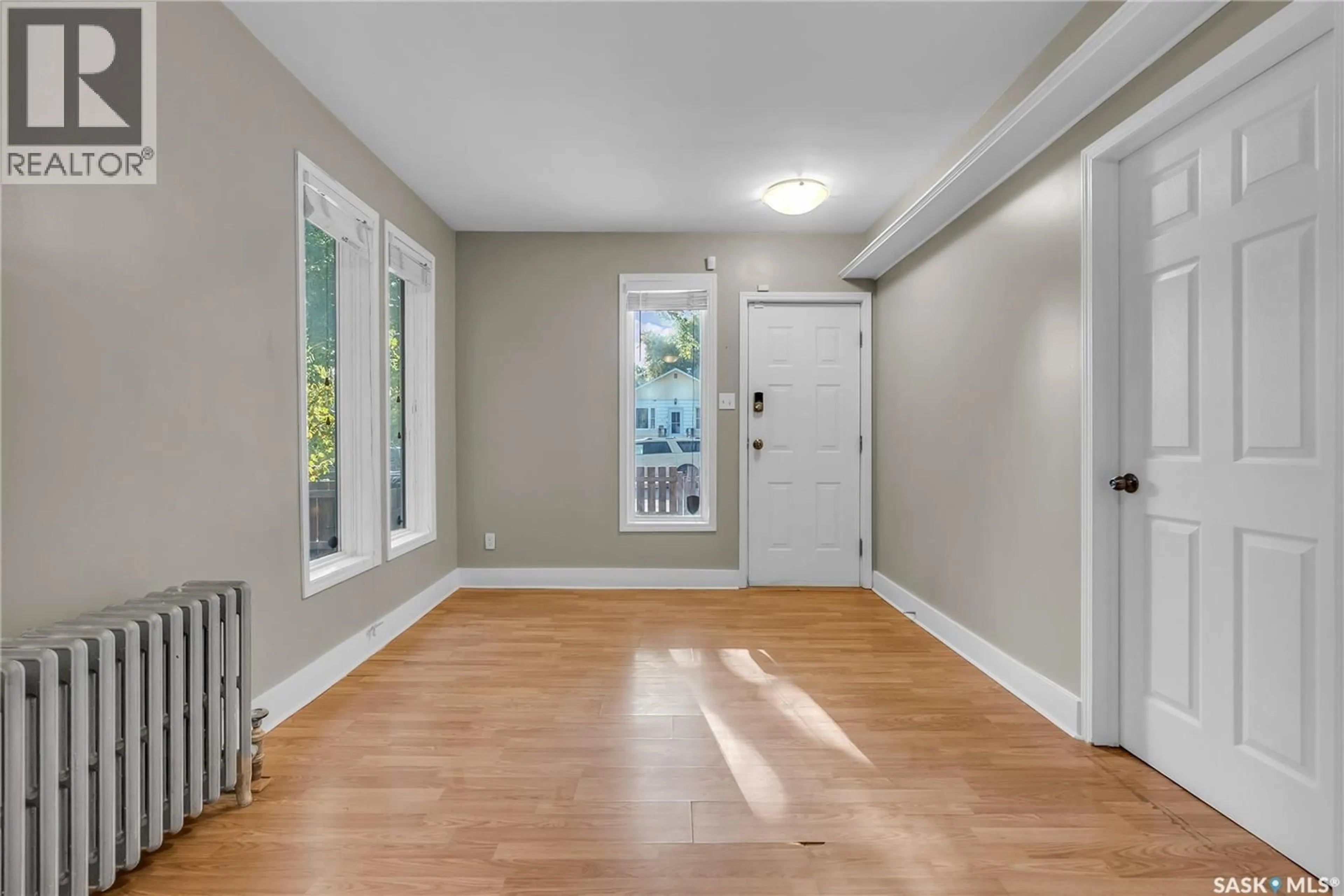 Indoor entryway for 424 R AVENUE, Saskatoon Saskatchewan S7M2Z5