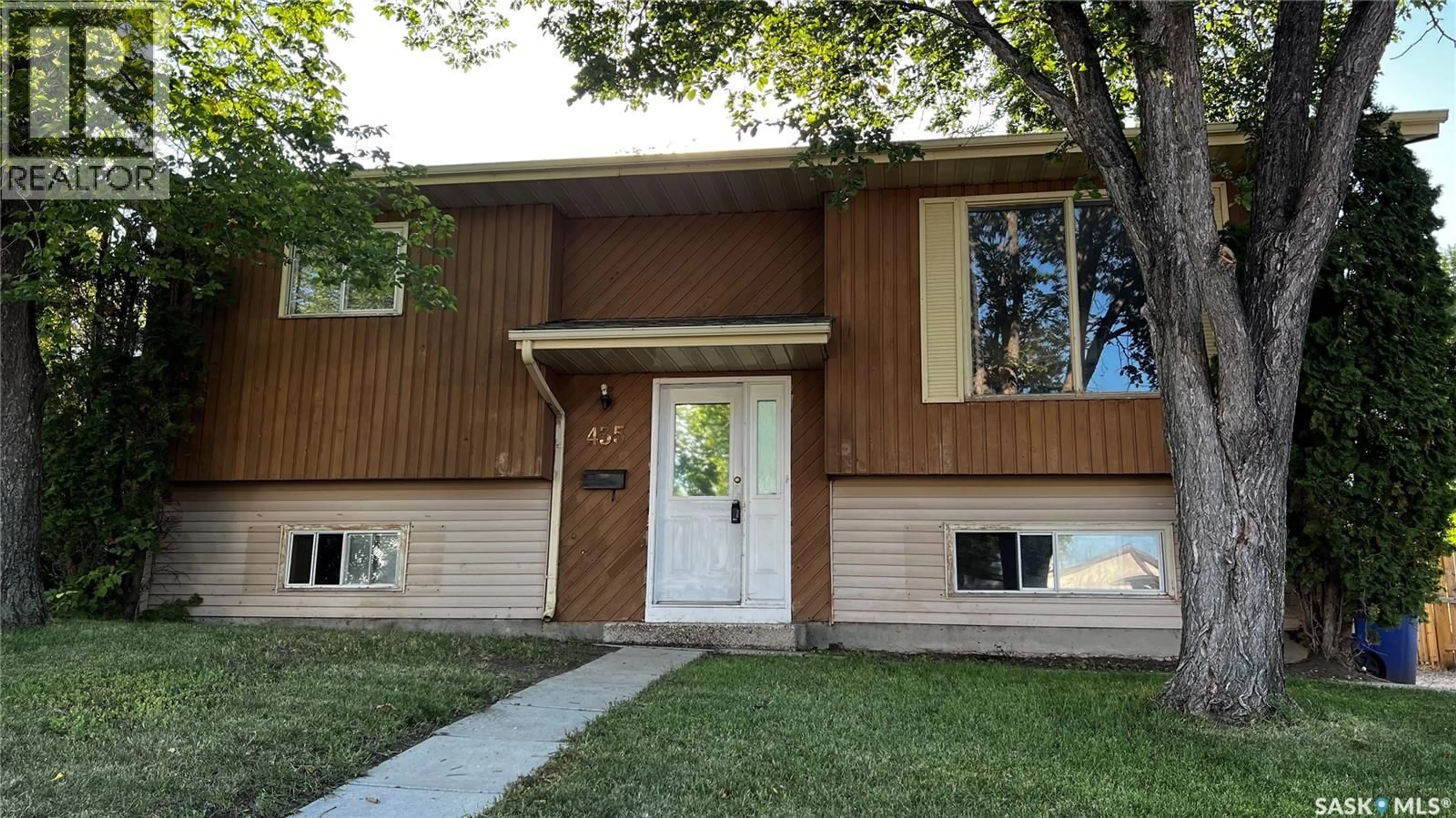 Home with vinyl exterior material, street for 435 BOWMAN CRESCENT, Saskatoon Saskatchewan S7L6P7