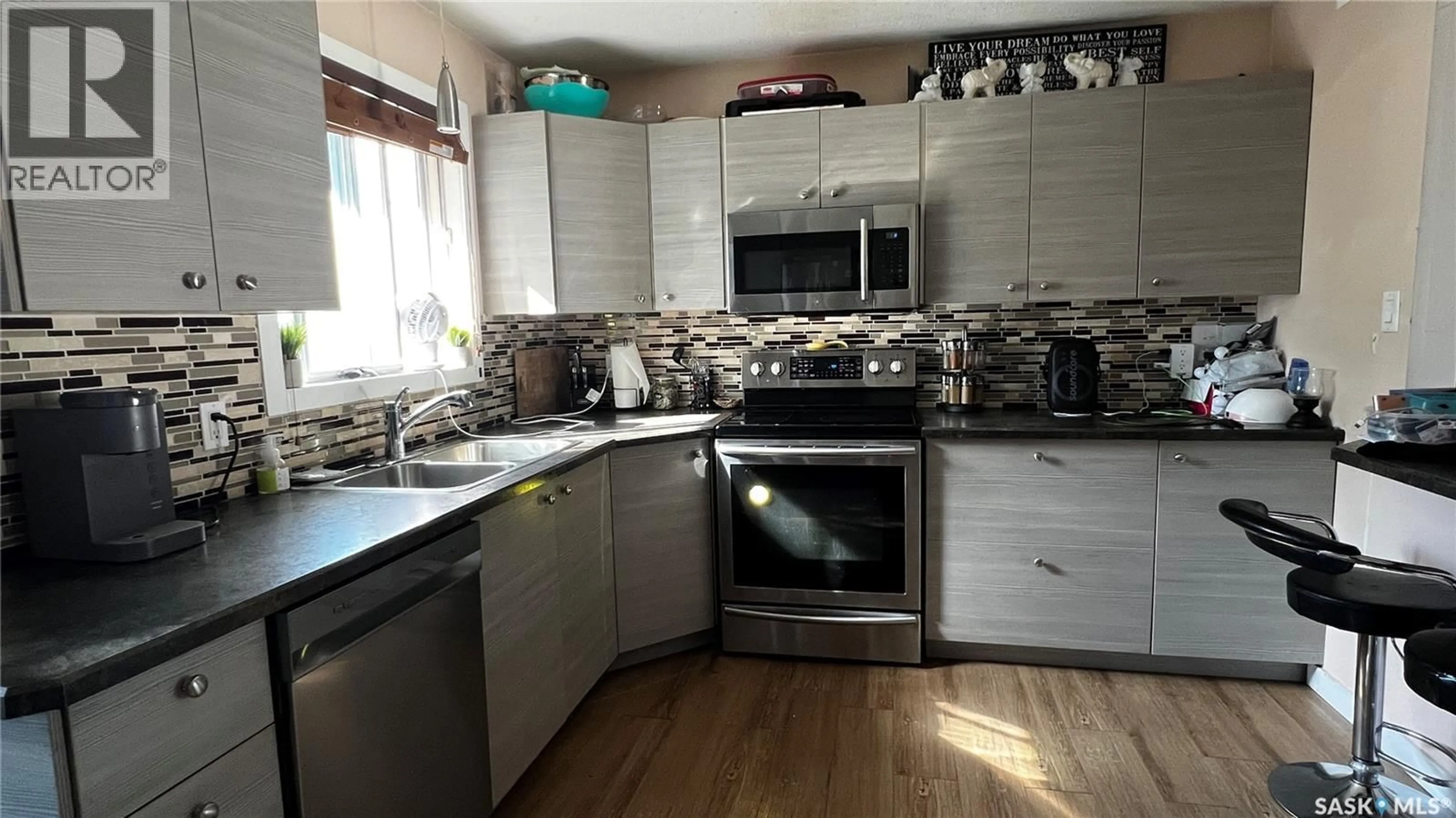 Open concept kitchen, unknown for 435 BOWMAN CRESCENT, Saskatoon Saskatchewan S7L6P7