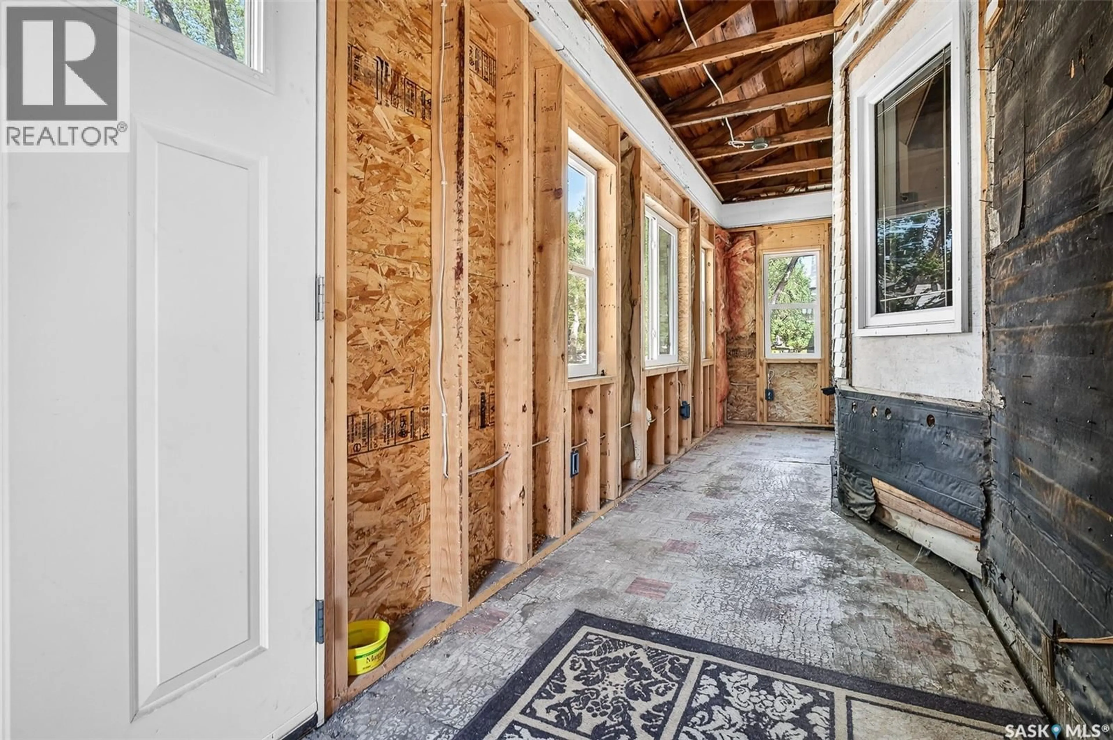 Indoor entryway for 1145 2ND AVENUE, Moose Jaw Saskatchewan S6H4G4