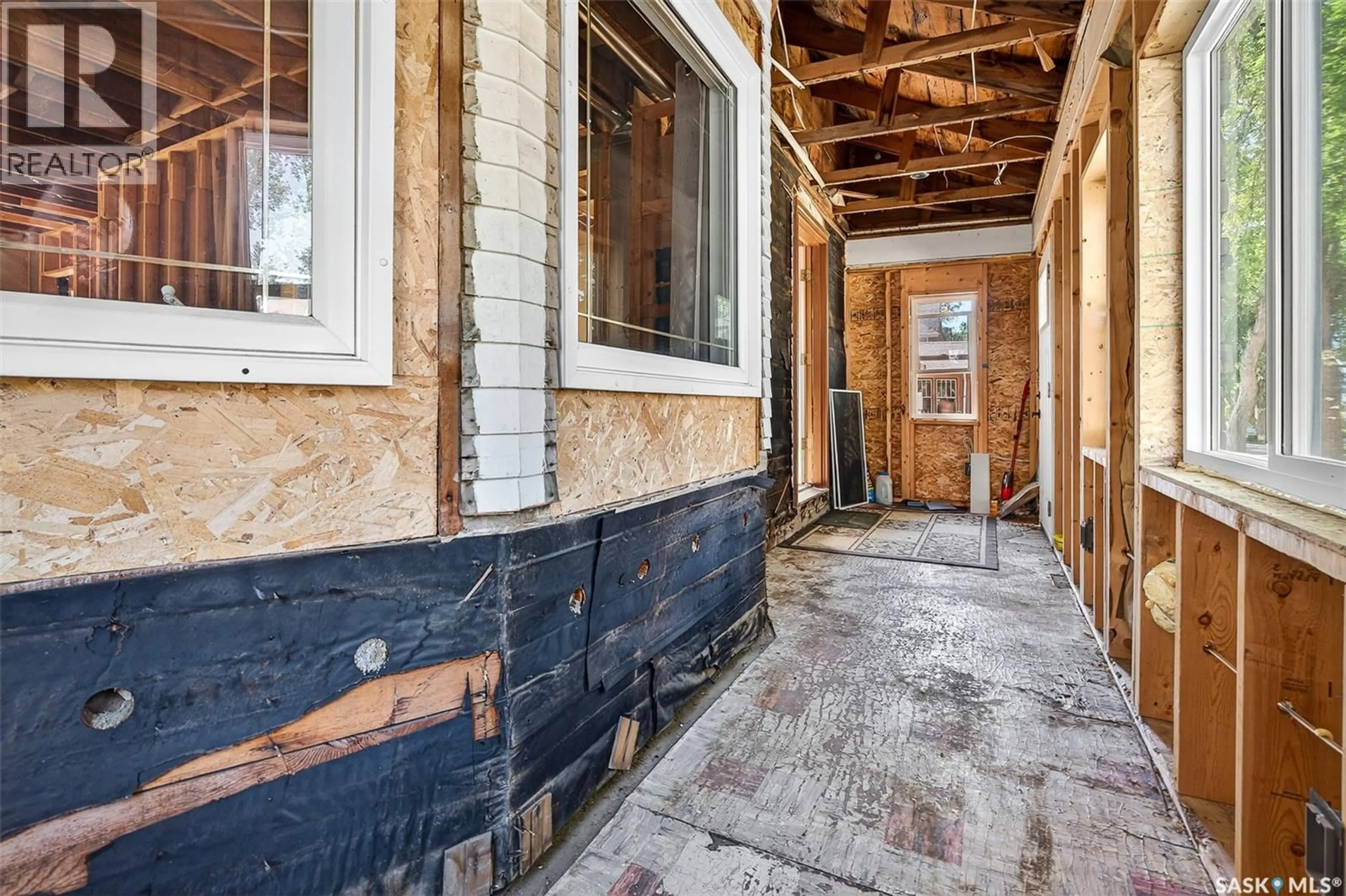 Indoor entryway for 1145 2ND AVENUE, Moose Jaw Saskatchewan S6H4G4