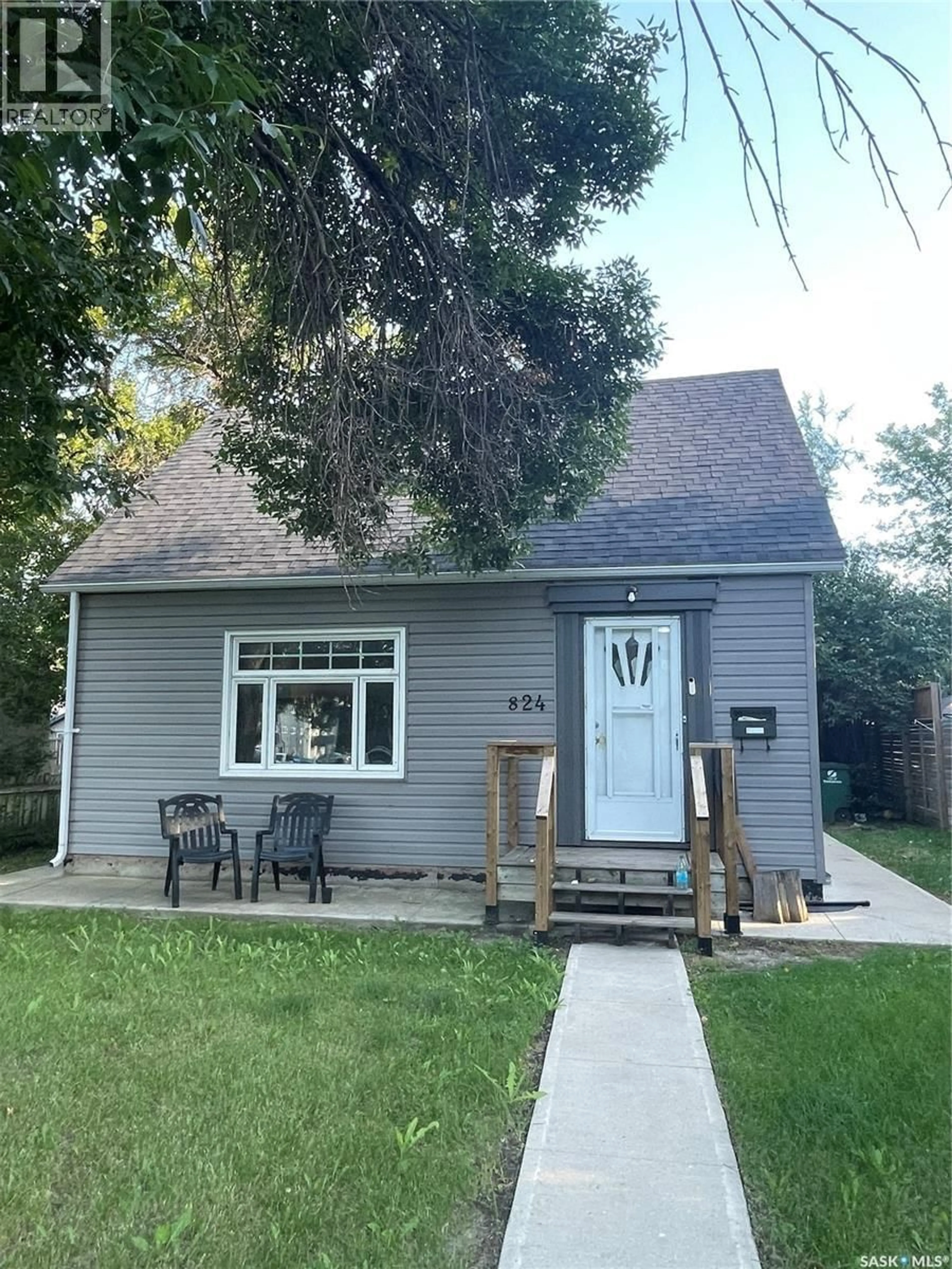 Home with vinyl exterior material, street for 824 8TH STREET, Saskatoon Saskatchewan S7H0R6