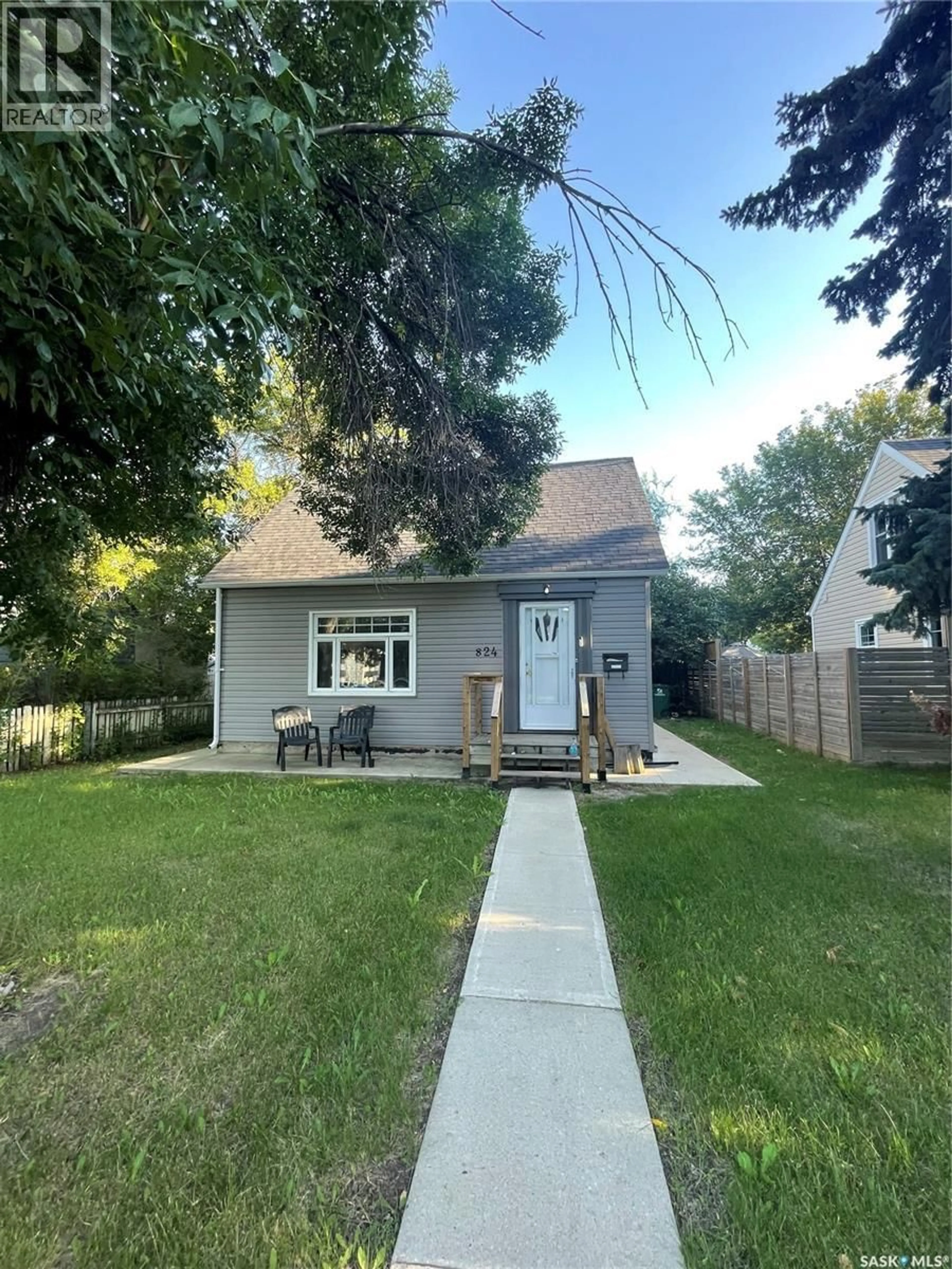 A pic from outside/outdoor area/front of a property/back of a property/a pic from drone, street for 824 8TH STREET, Saskatoon Saskatchewan S7H0R6