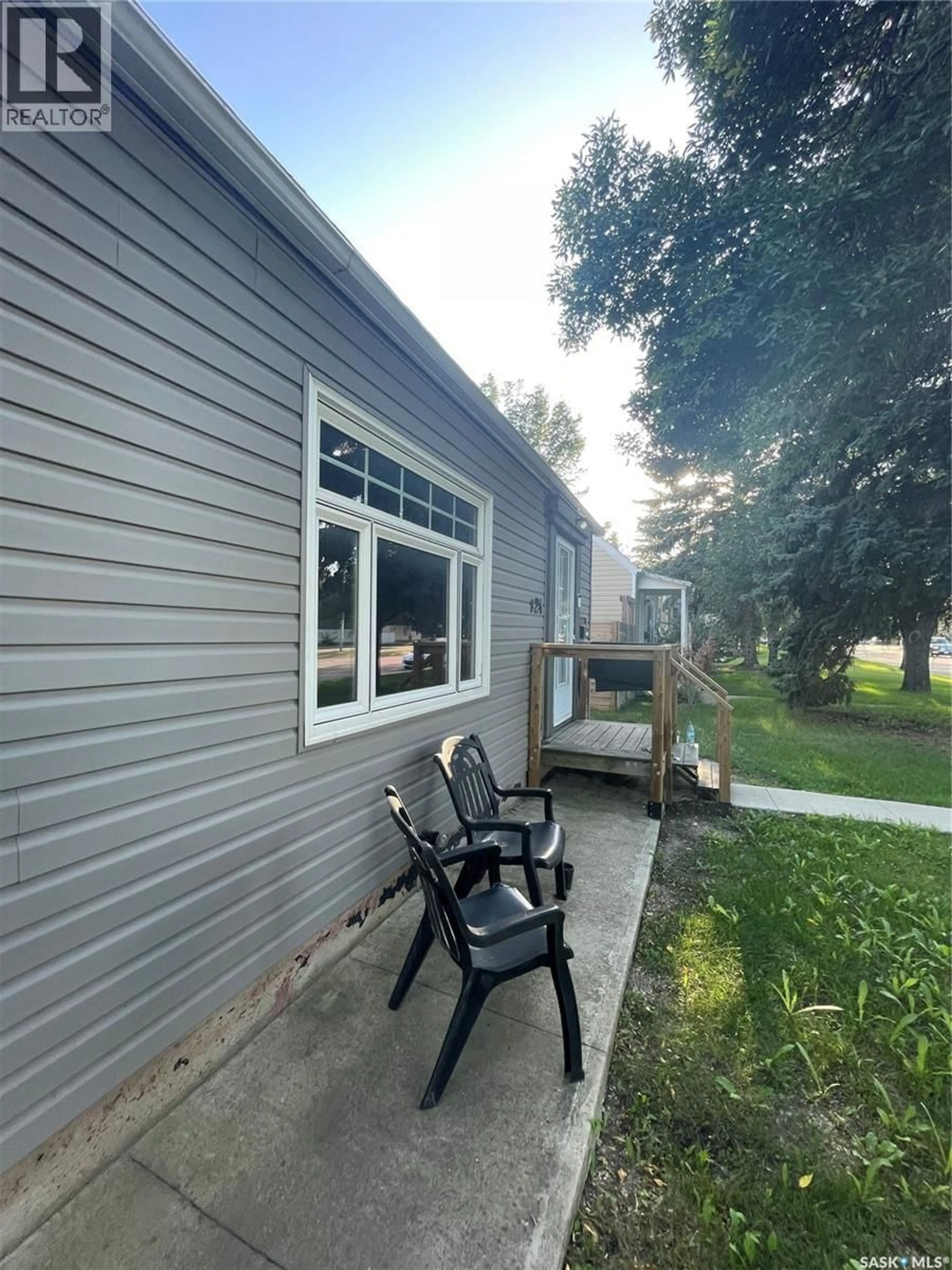 Patio, unknown for 824 8TH STREET, Saskatoon Saskatchewan S7H0R6