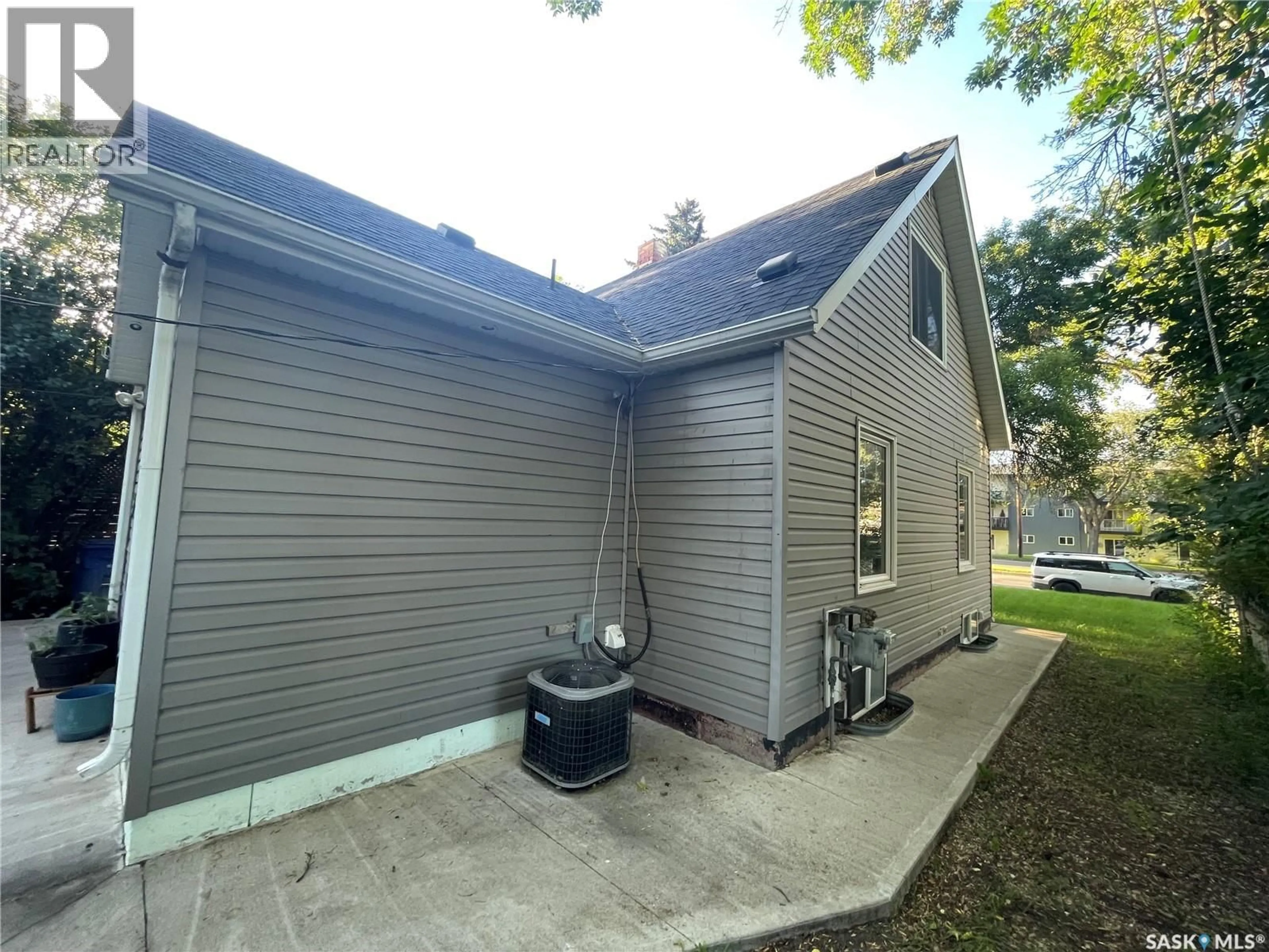 Home with vinyl exterior material, street for 824 8TH STREET, Saskatoon Saskatchewan S7H0R6