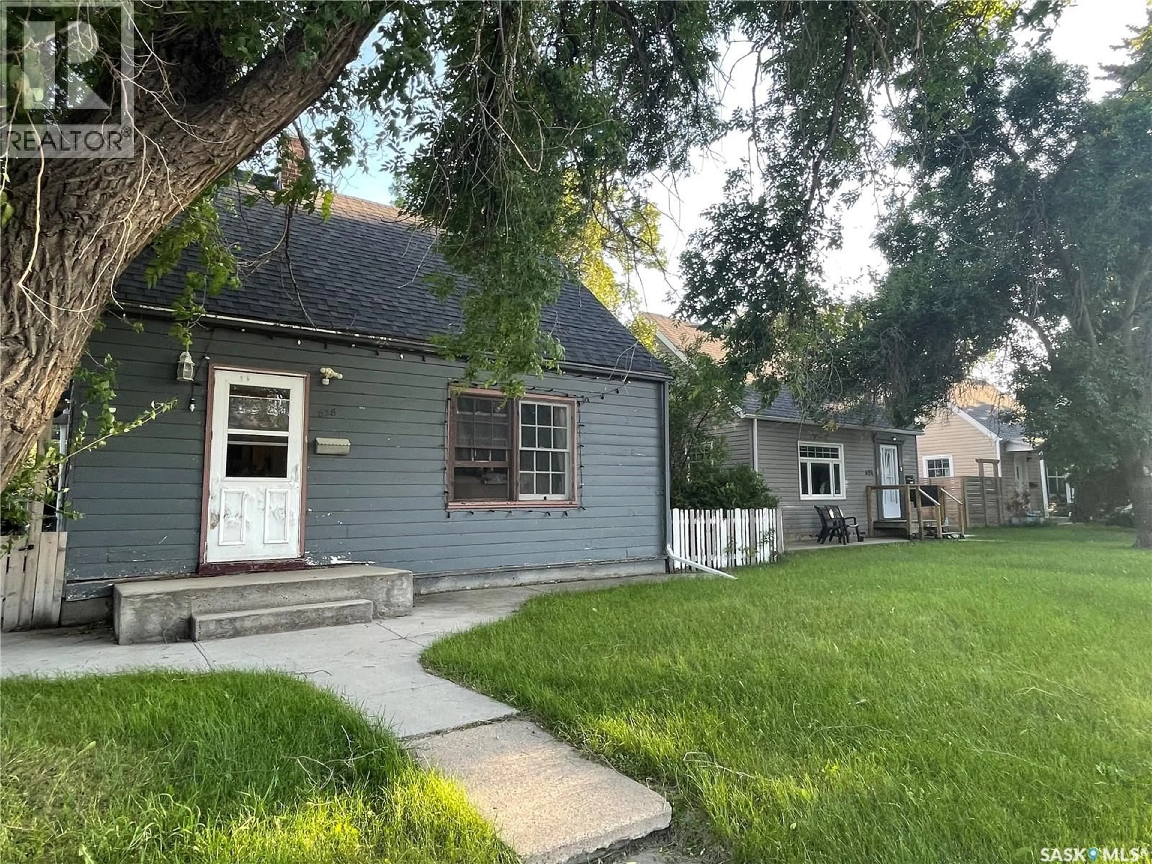 A pic from outside/outdoor area/front of a property/back of a property/a pic from drone, street for 828 8TH STREET, Saskatoon Saskatchewan S7H0R6