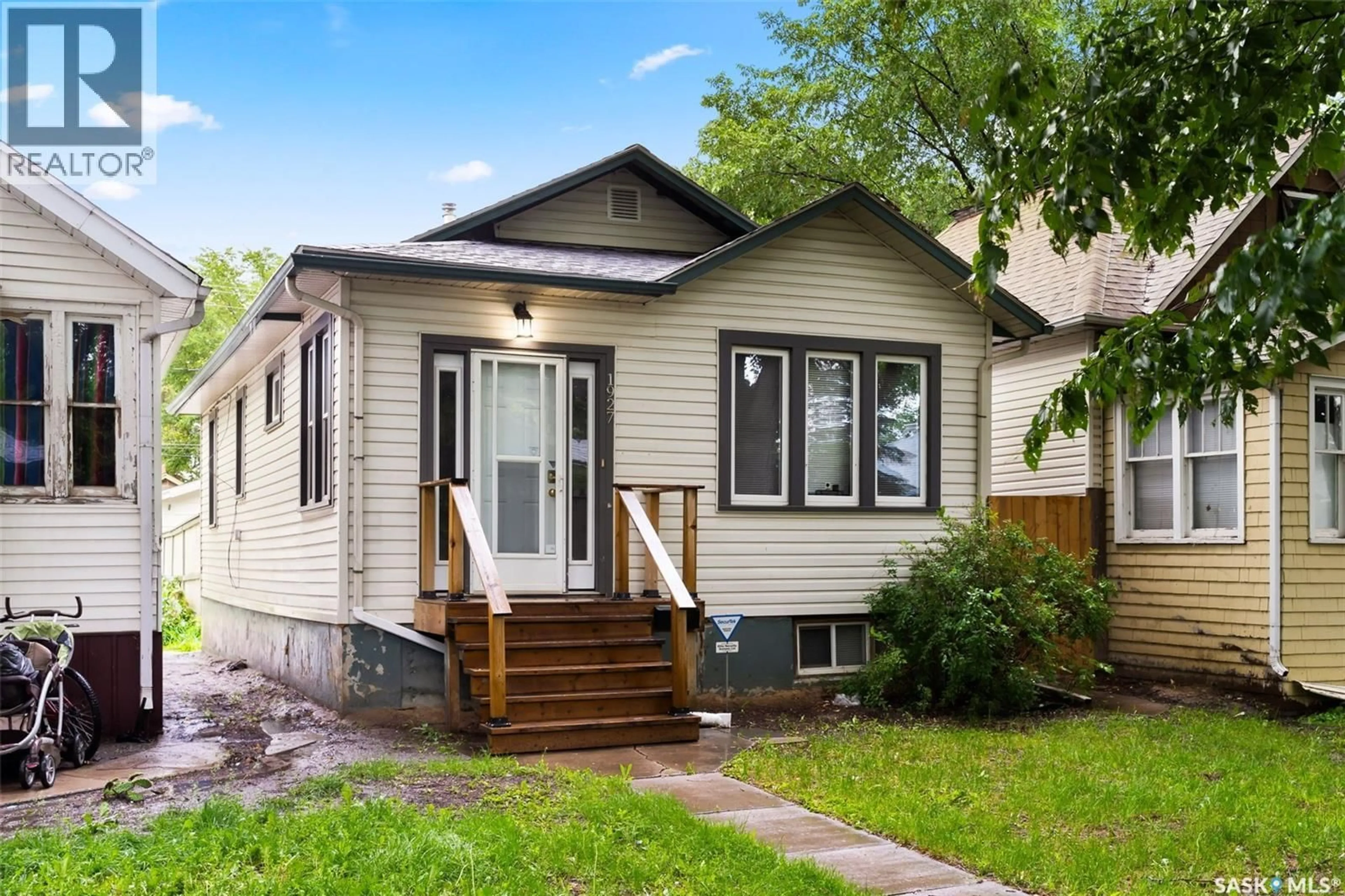 Home with vinyl exterior material, street for 1927 MONTREAL STREET, Regina Saskatchewan S4P1L4