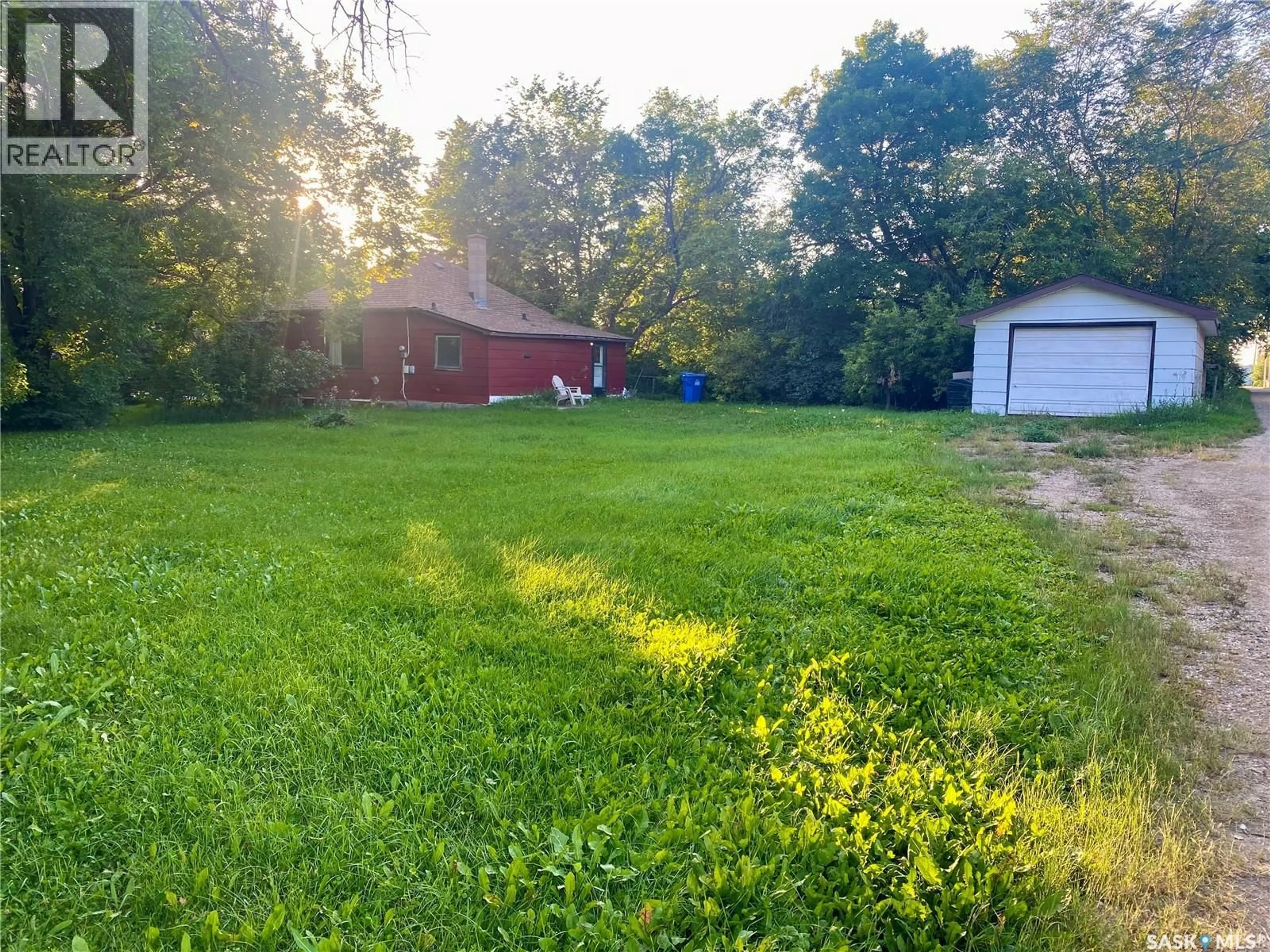 A pic from outside/outdoor area/front of a property/back of a property/a pic from drone, unknown for 231 5TH STREET, Alameda Saskatchewan S0C0A0