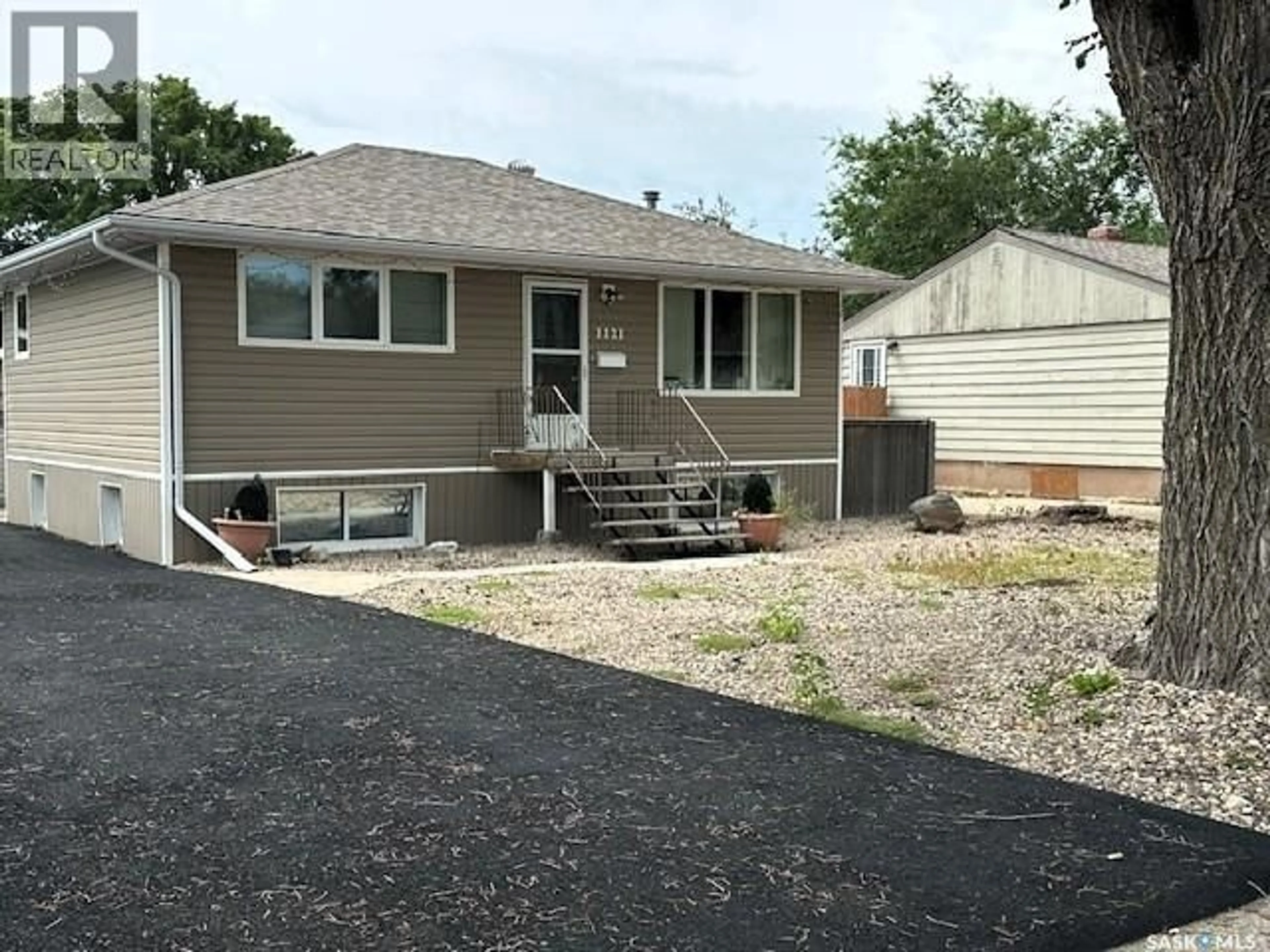 Home with vinyl exterior material, street for 1121 MONTGOMERY STREET, Moose Jaw Saskatchewan S6H2X2