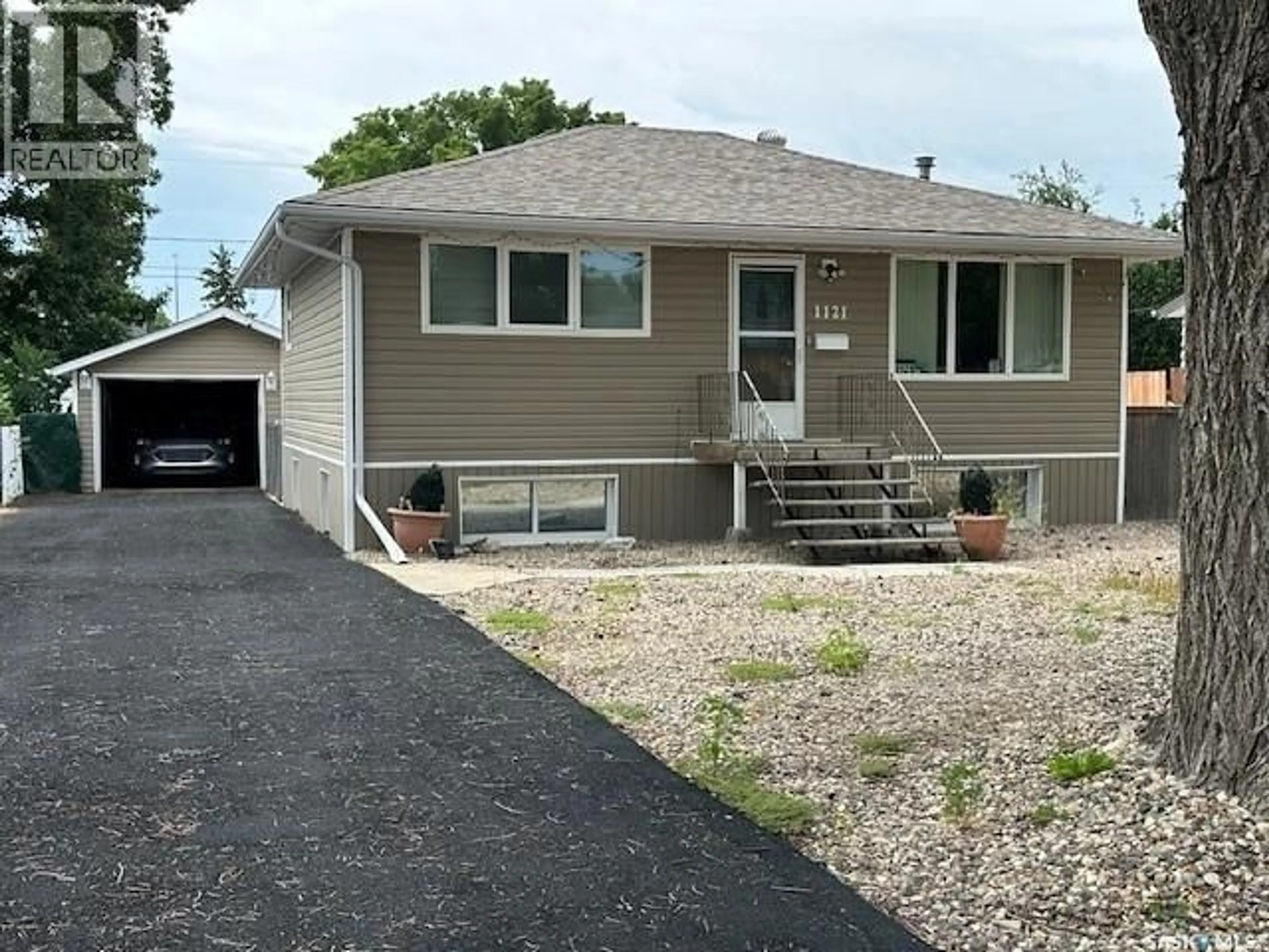 Home with vinyl exterior material, street for 1121 MONTGOMERY STREET, Moose Jaw Saskatchewan S6H2X2