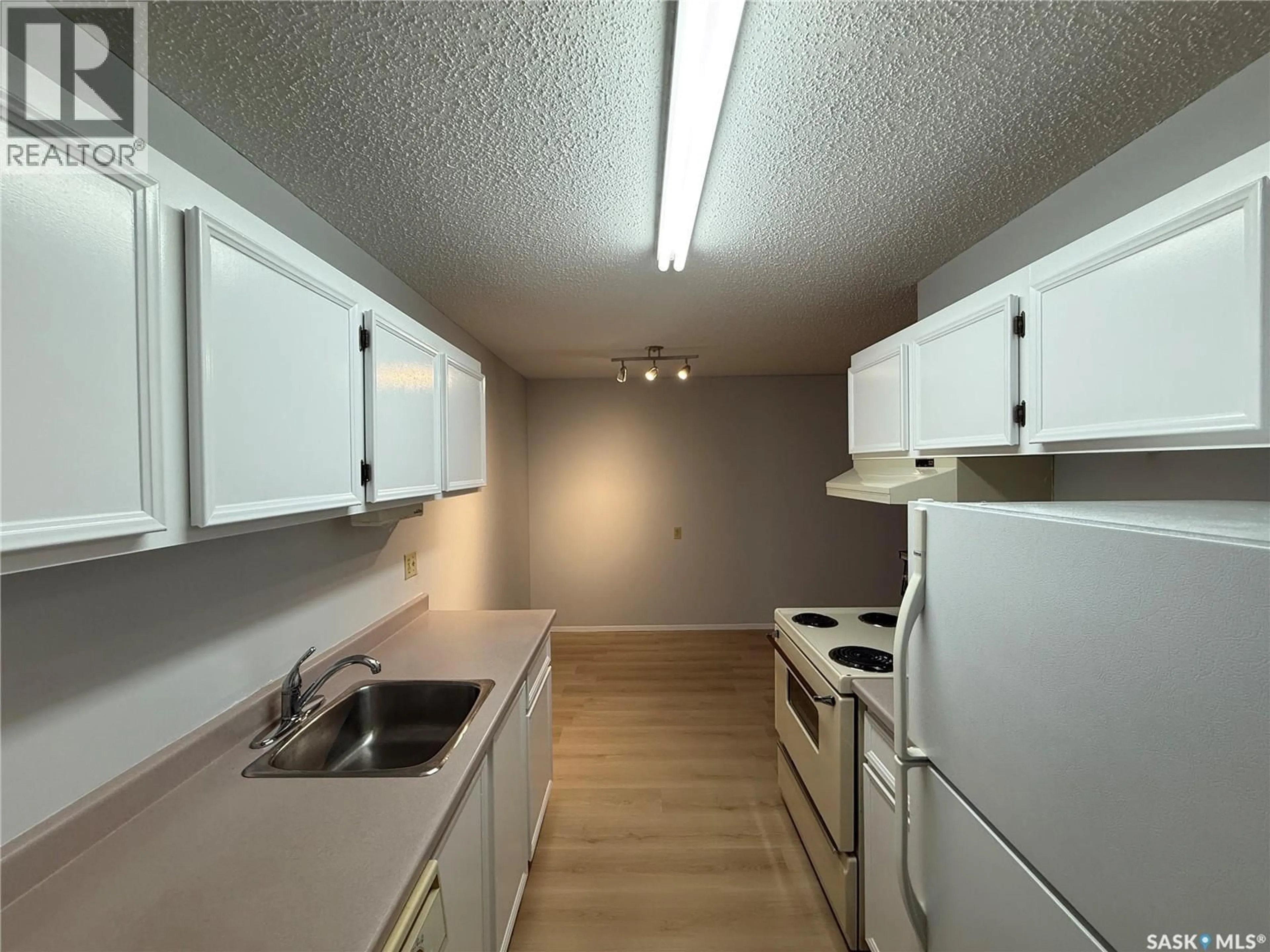 Standard kitchen, unknown for 105B - 4040 8TH STREET, Saskatoon Saskatchewan S7H5L4