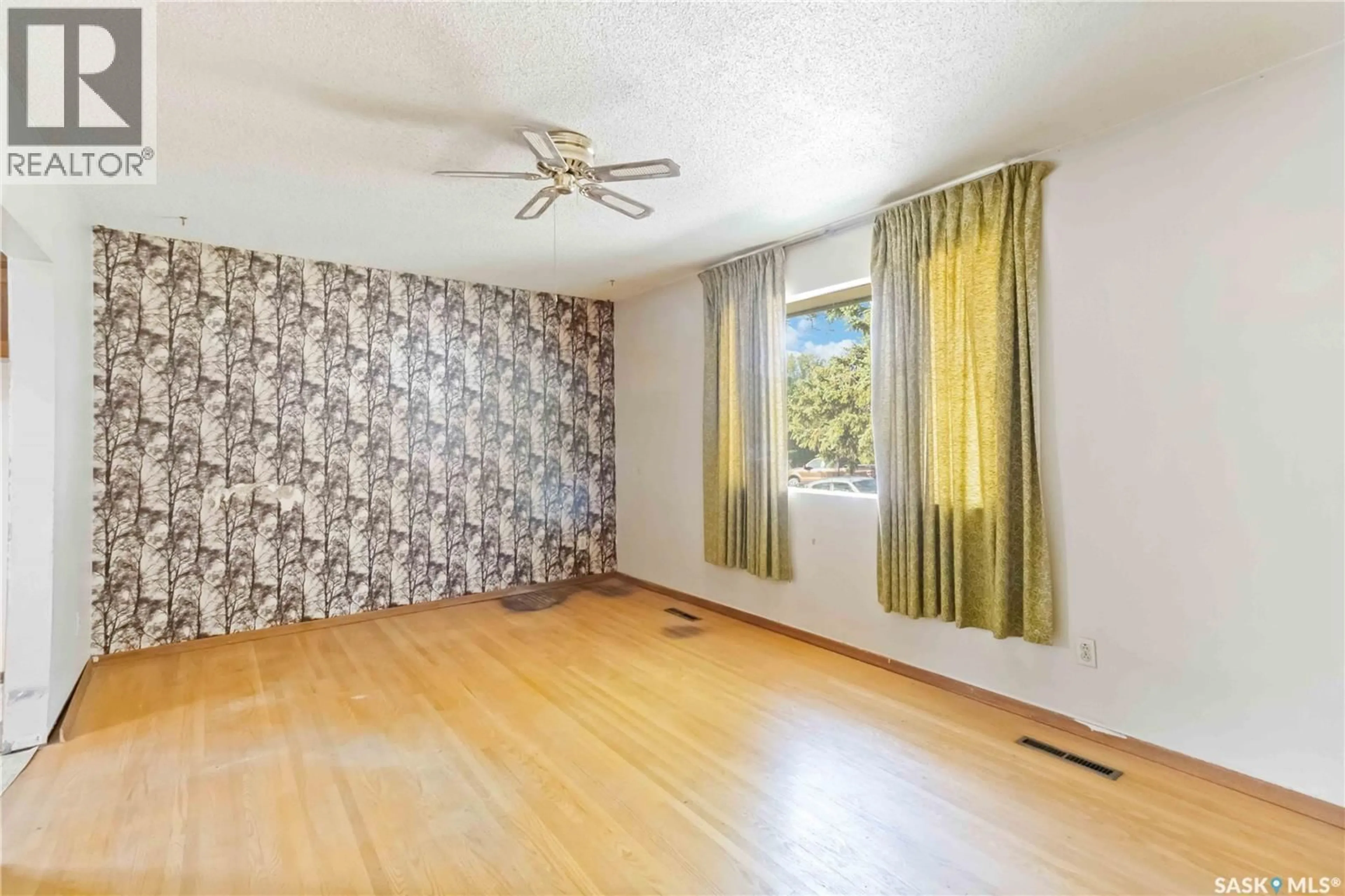 A pic of a room for 904 X AVENUE, Saskatoon Saskatchewan S7L3K4