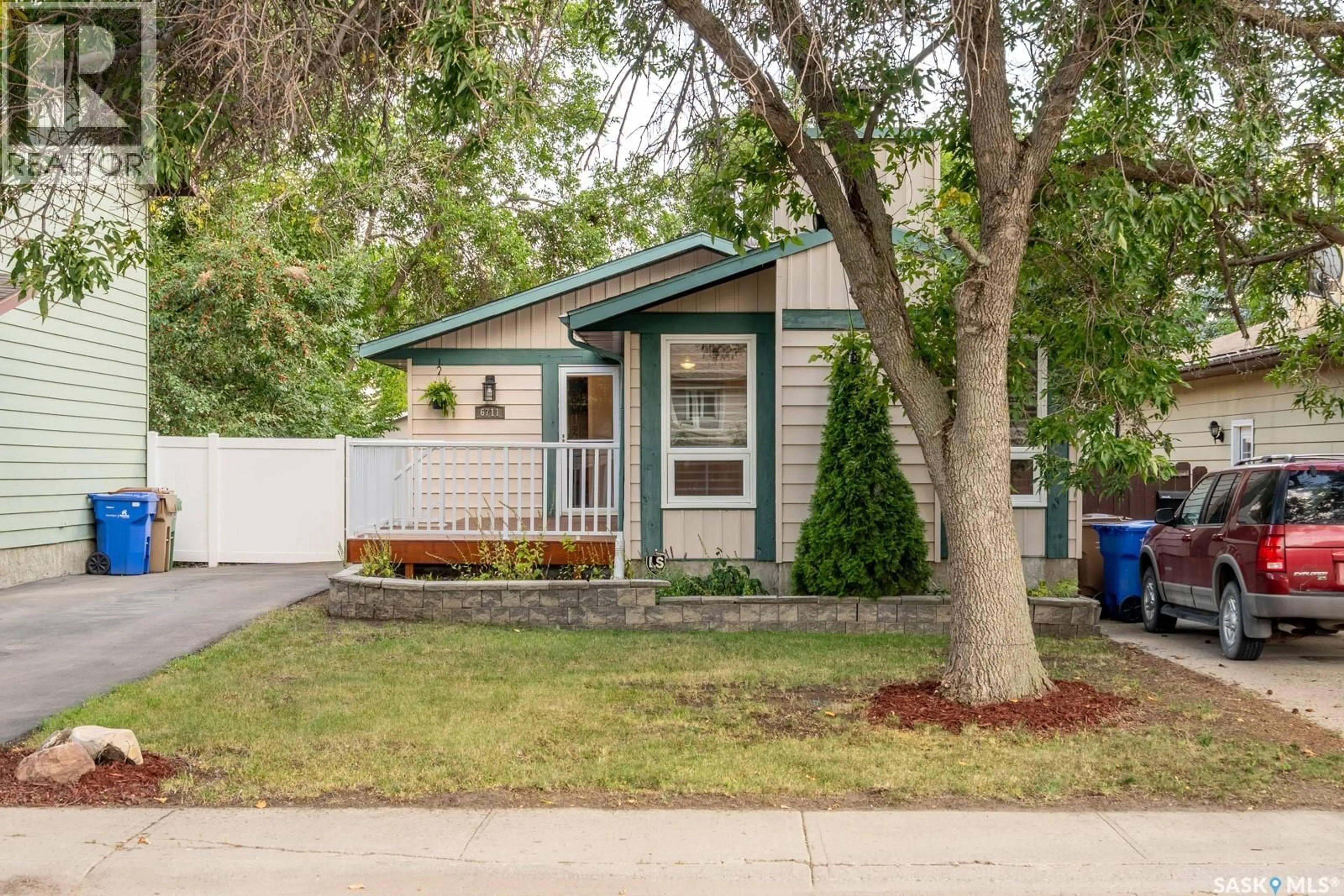 Home with vinyl exterior material, street for 6711 COLLINS BAY, Regina Saskatchewan S4X1T1