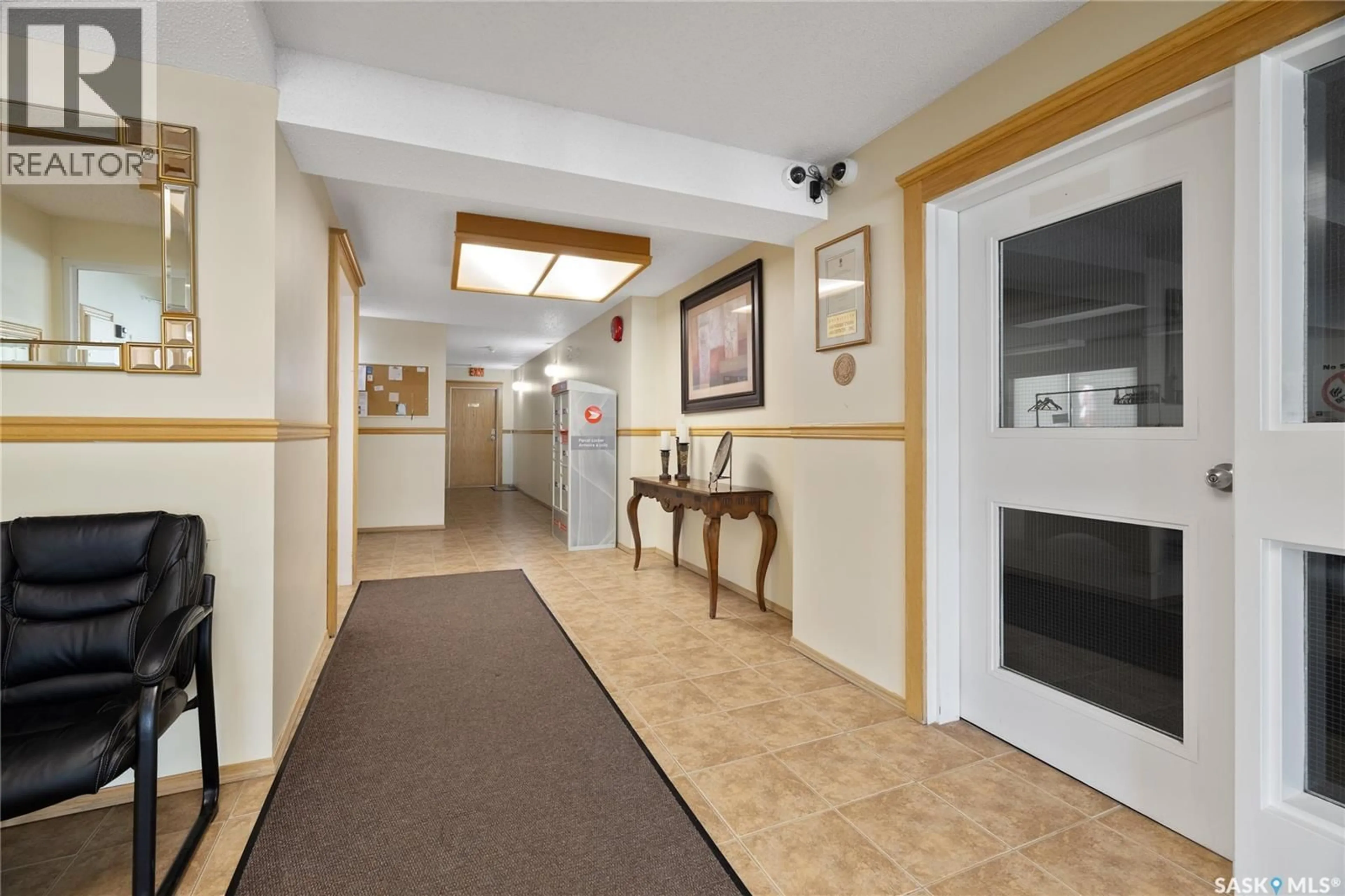 Indoor foyer for 306 - 2275 MCINTYRE STREET, Regina Saskatchewan S4P2S1