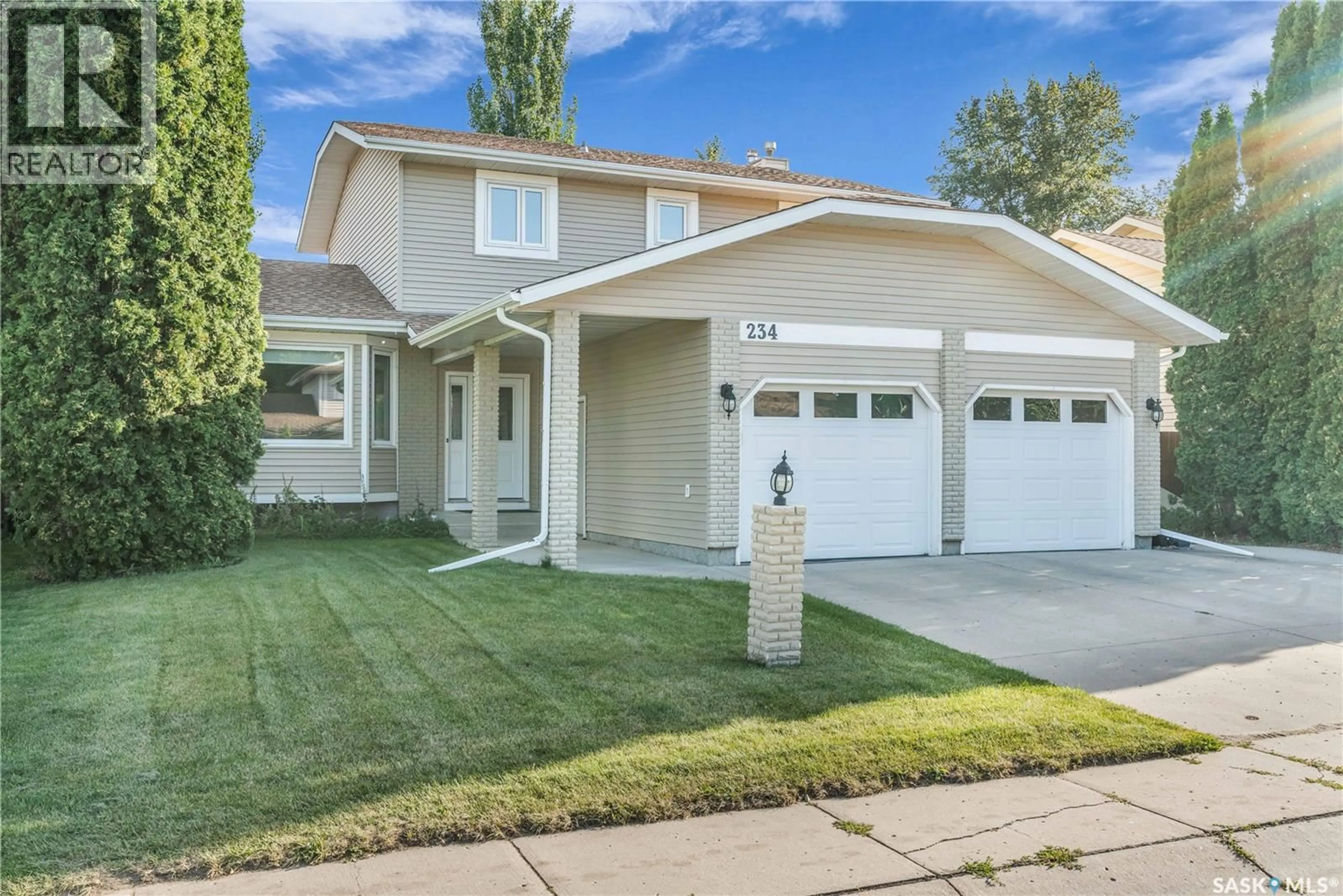 Home with vinyl exterior material, street for 234 WICKENDEN CRESCENT, Saskatoon Saskatchewan S7N0W4