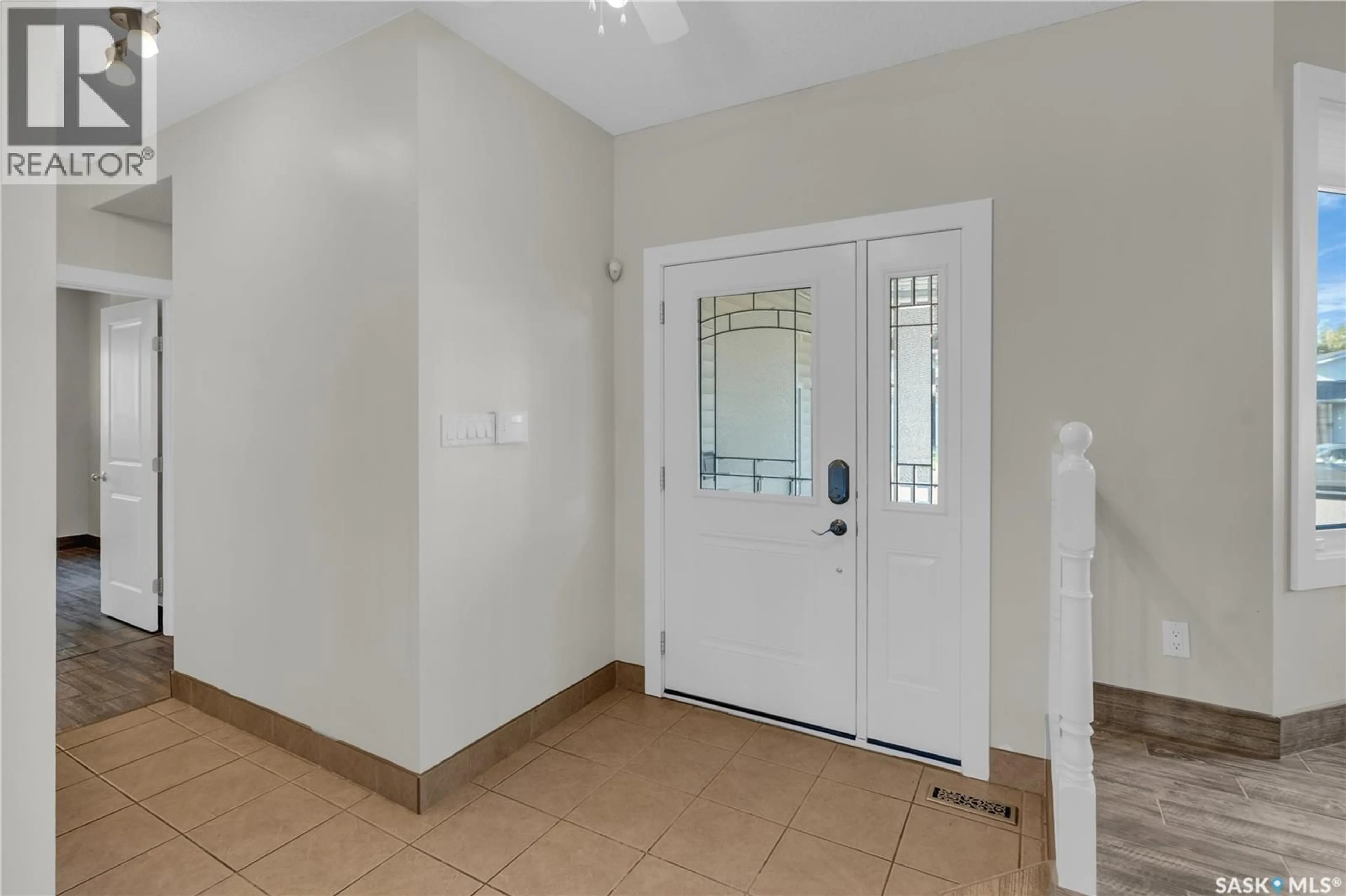 Indoor entryway for 234 WICKENDEN CRESCENT, Saskatoon Saskatchewan S7N0W4