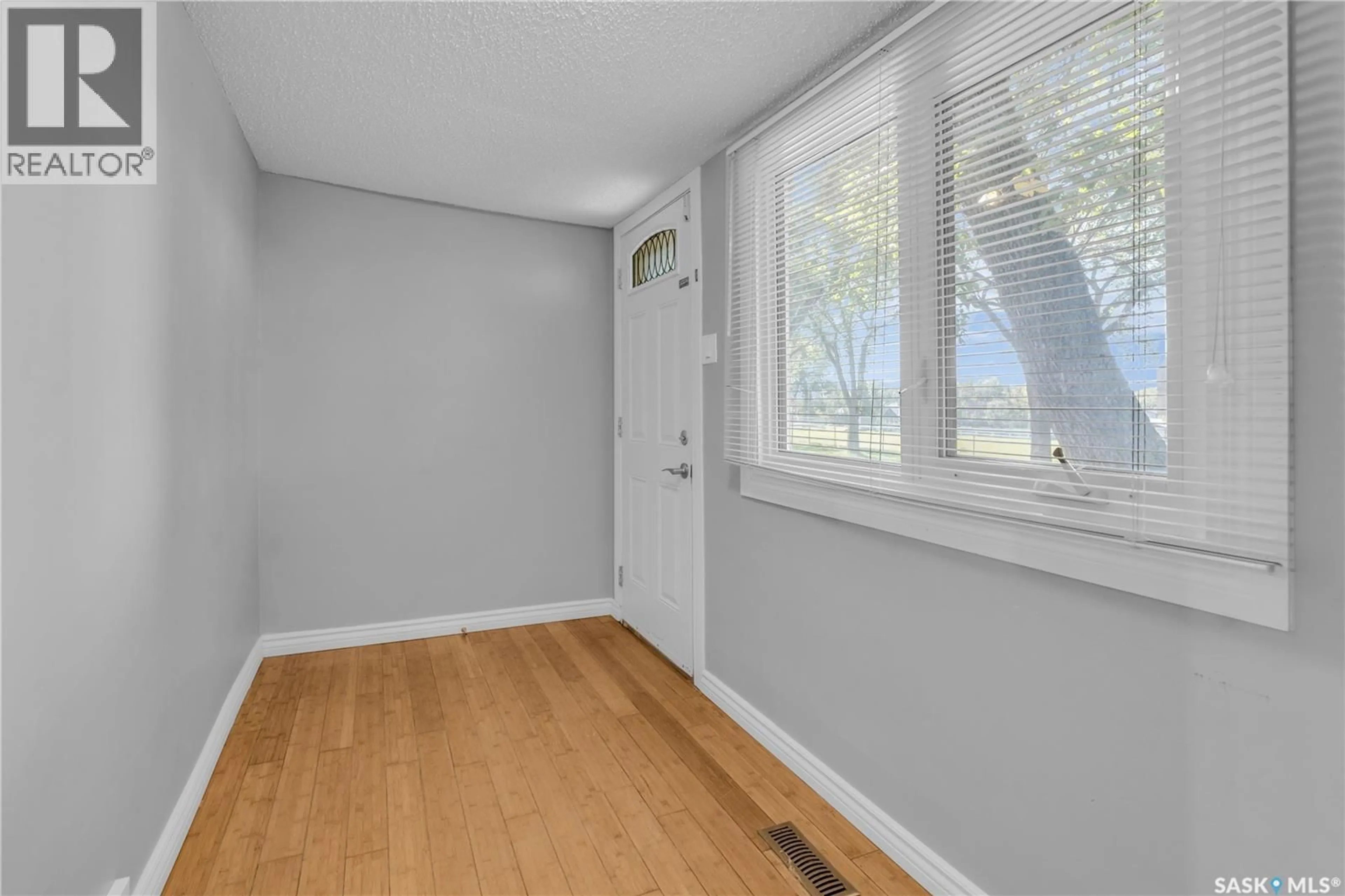 A pic of a room for 512 J AVENUE, Saskatoon Saskatchewan S7L2K5