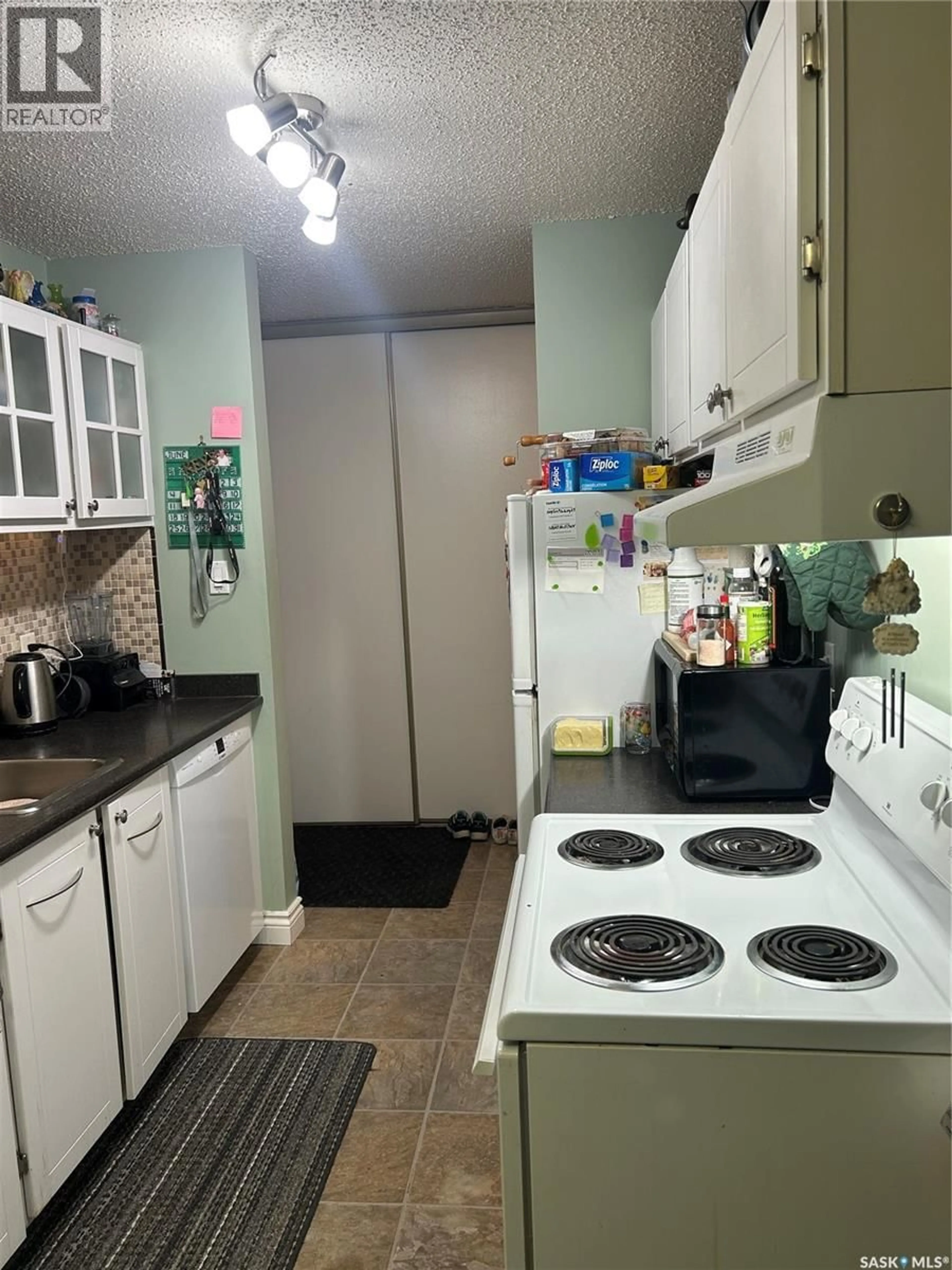 Standard kitchen, unknown for 111 - 215 WEDGE ROAD, Saskatoon Saskatchewan S7L6S8