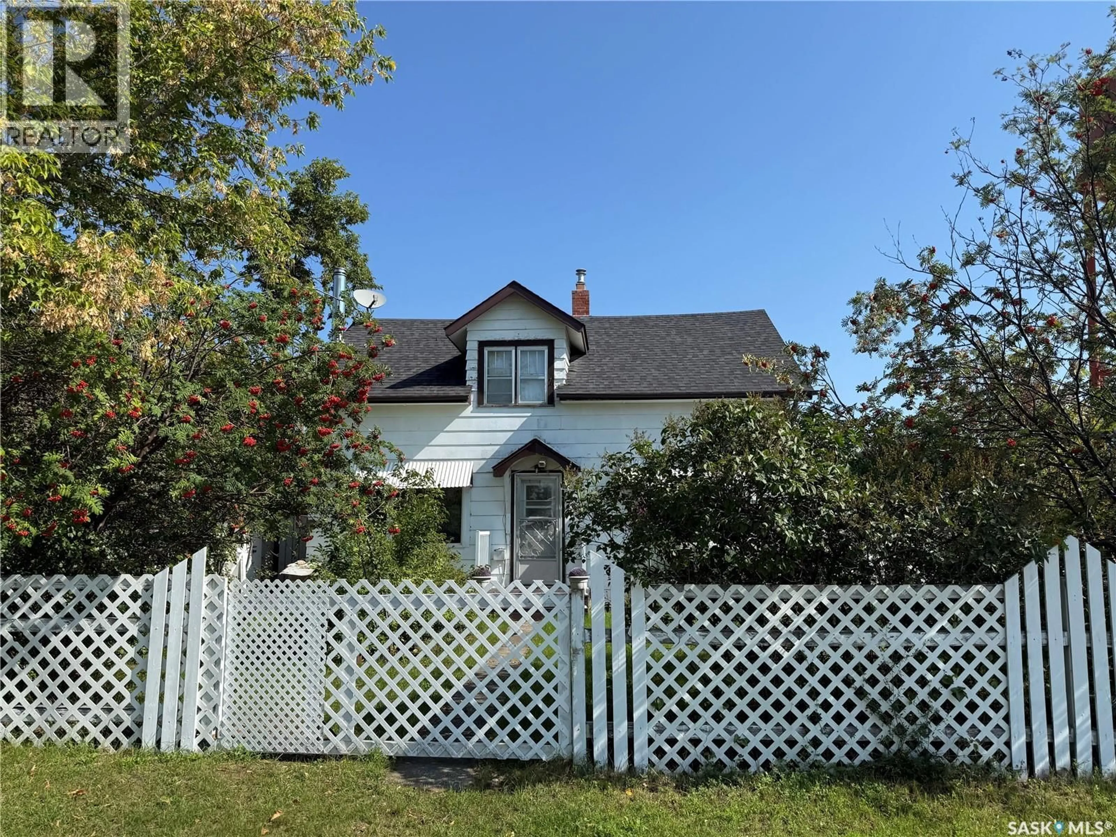 A pic from outside/outdoor area/front of a property/back of a property/a pic from drone, street for 223 5TH STREET, Nipawin Saskatchewan S0E1E0