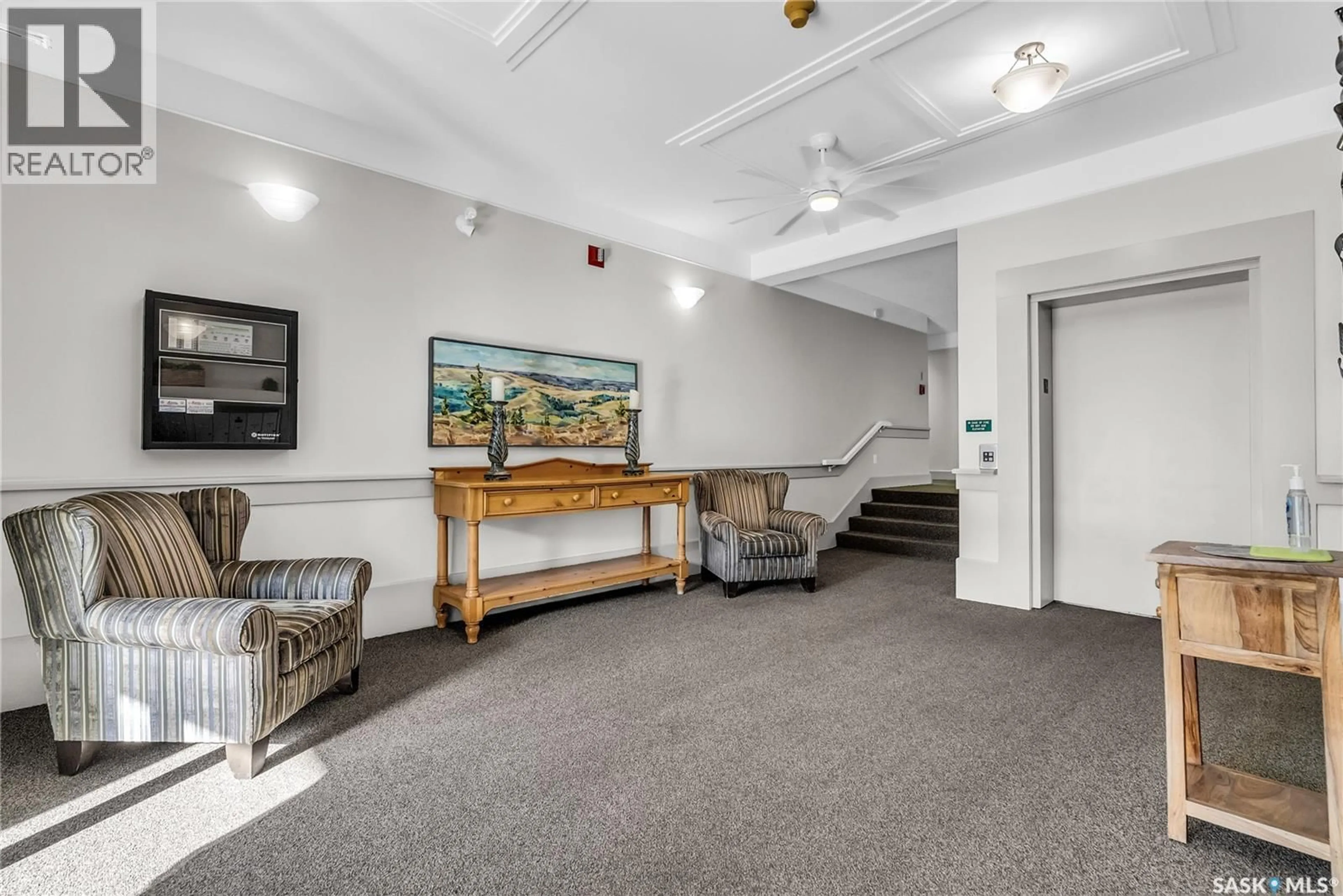 Indoor foyer for 305 - 124 PINEHOUSE DRIVE, Saskatoon Saskatchewan S7K7Z4