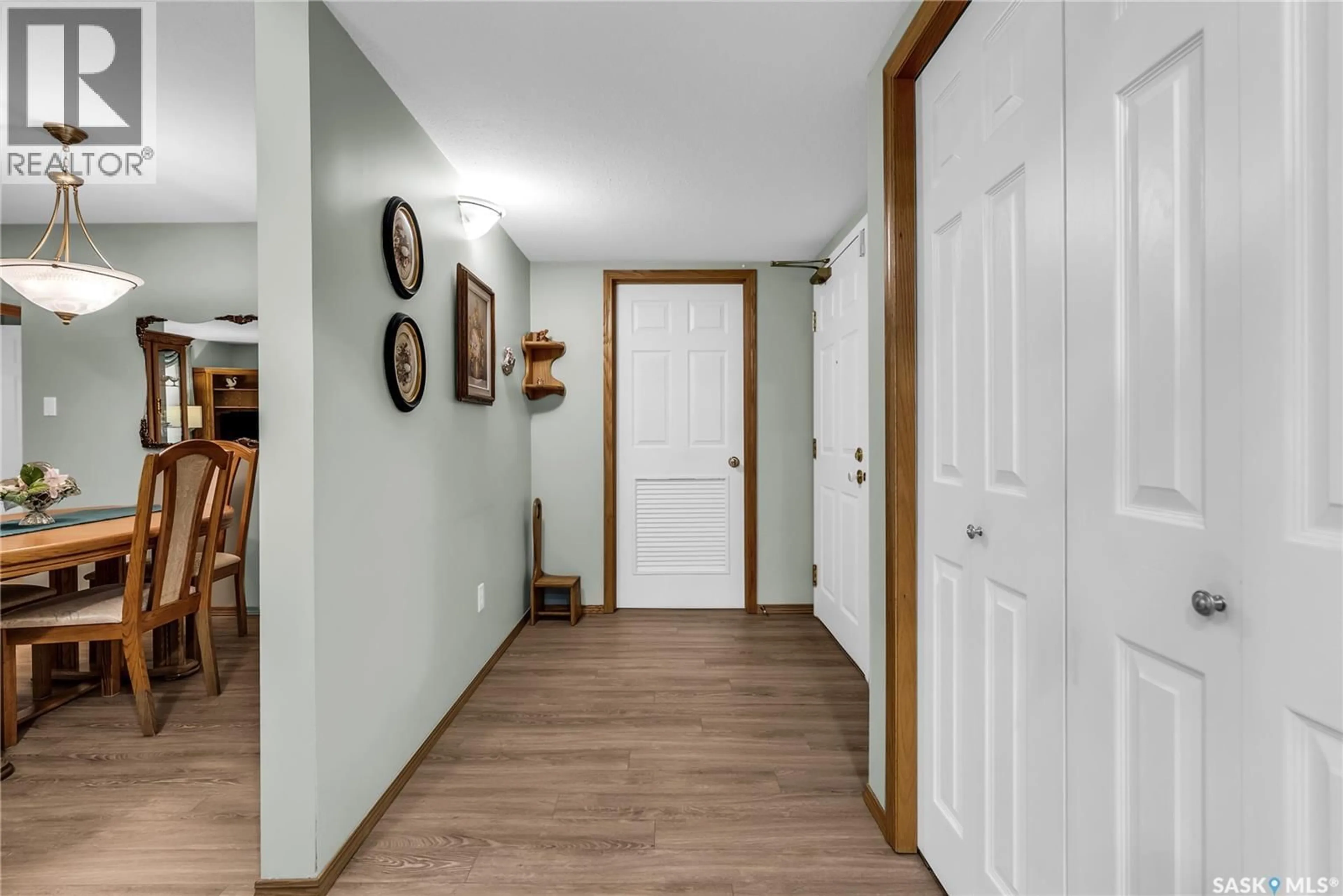 Indoor entryway for 305 - 124 PINEHOUSE DRIVE, Saskatoon Saskatchewan S7K7Z4