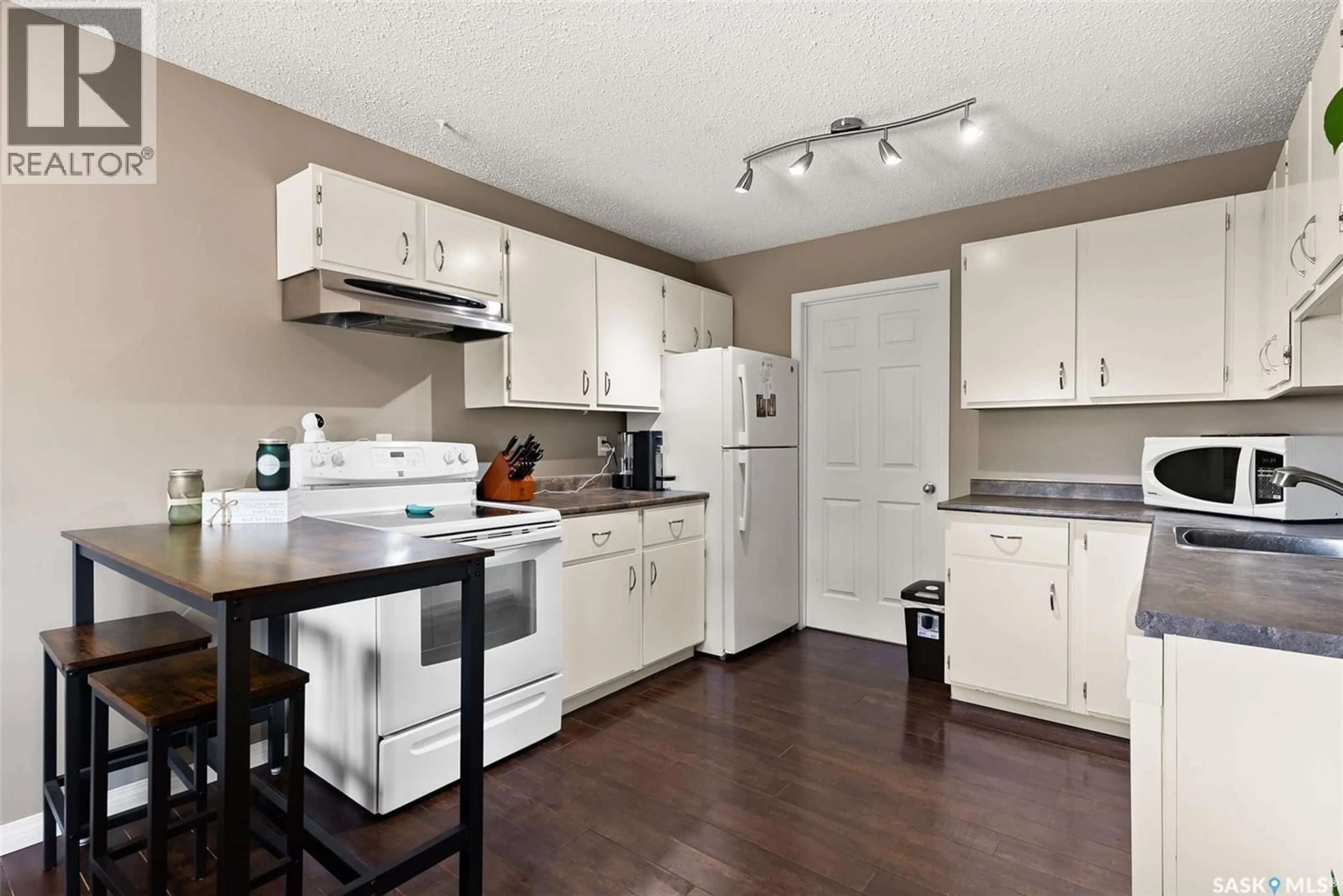 Standard kitchen, wood/laminate floor for 7323 DALGLIESH DRIVE, Regina Saskatchewan S4X2B8