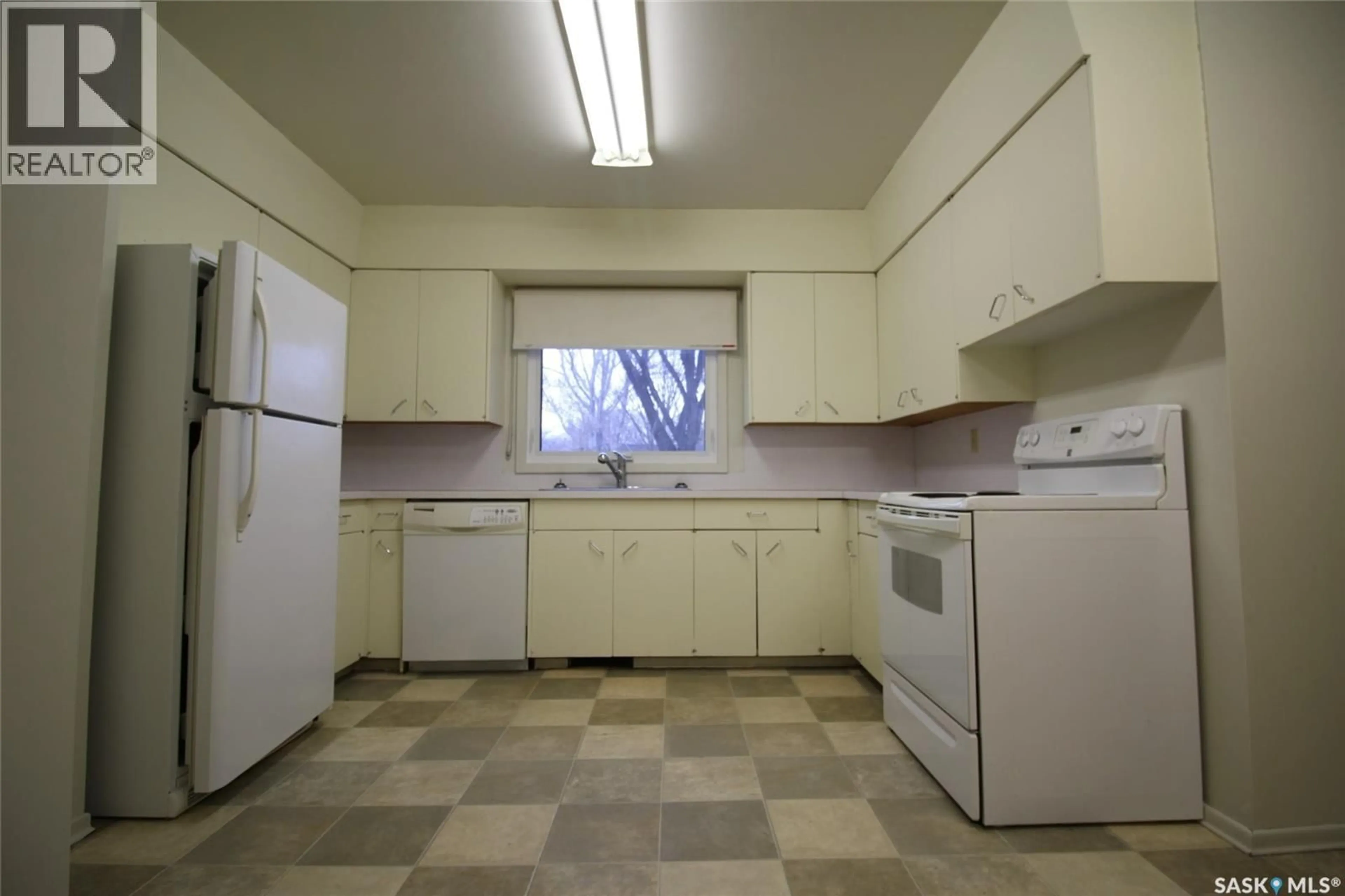 Standard kitchen, unknown for 820 3RD STREET, Shaunavon Saskatchewan S0N2M0