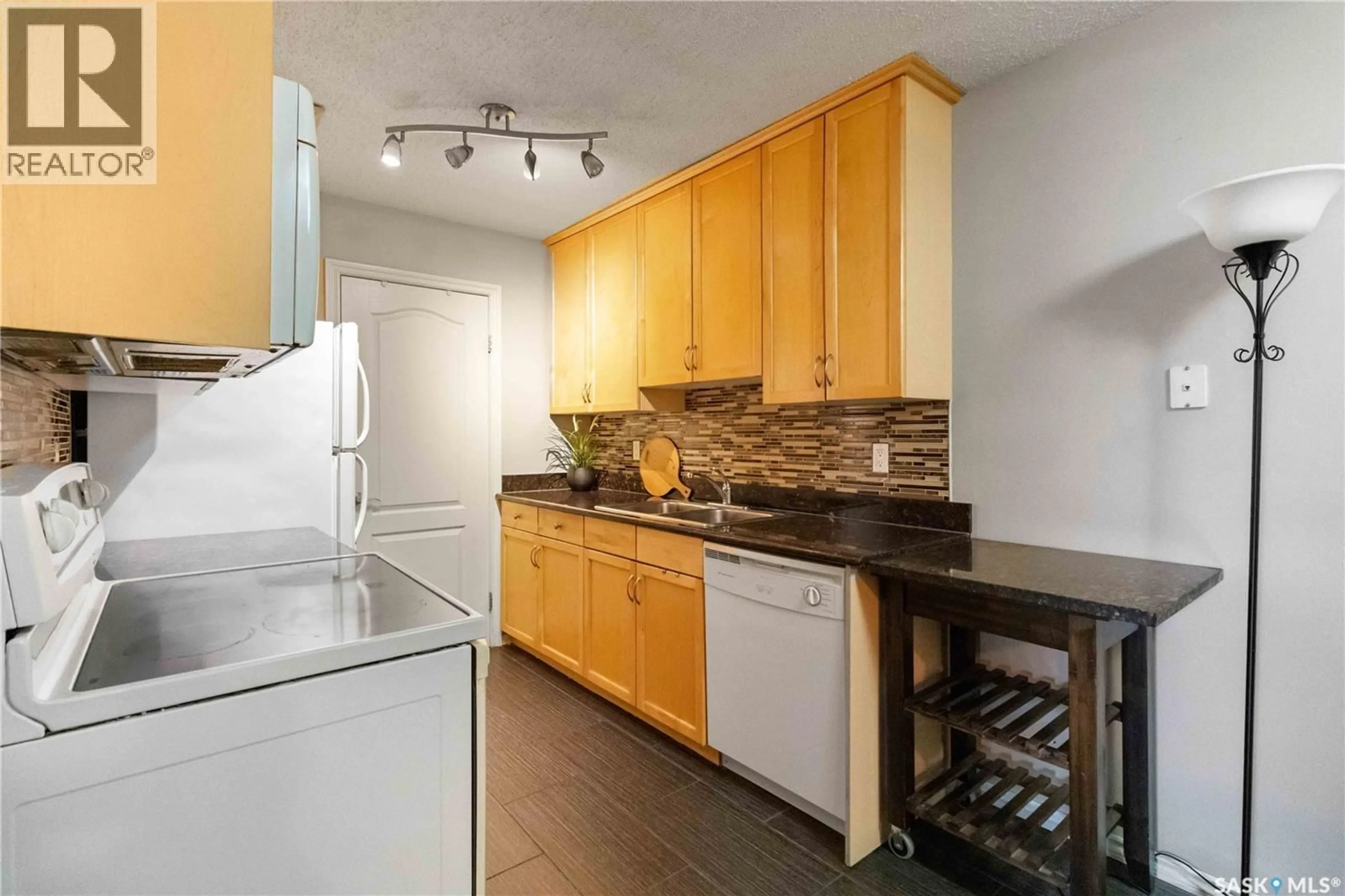 Standard kitchen, unknown for 306 D2 - 1121 MCKERCHER DRIVE, Saskatoon Saskatchewan S7H5B8