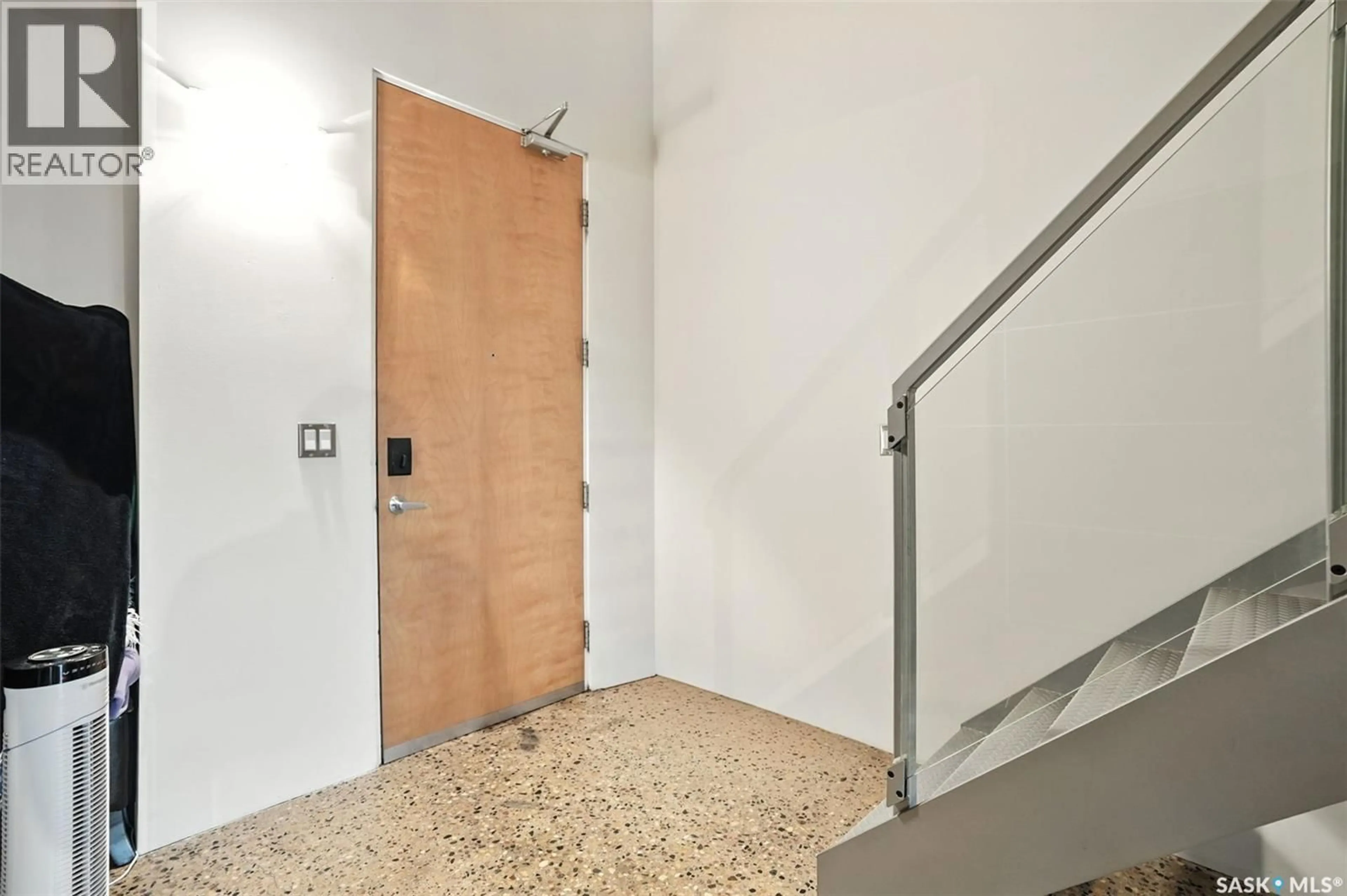 Indoor foyer for E - 429 120 23RD STREET, Saskatoon Saskatchewan S7K0K8