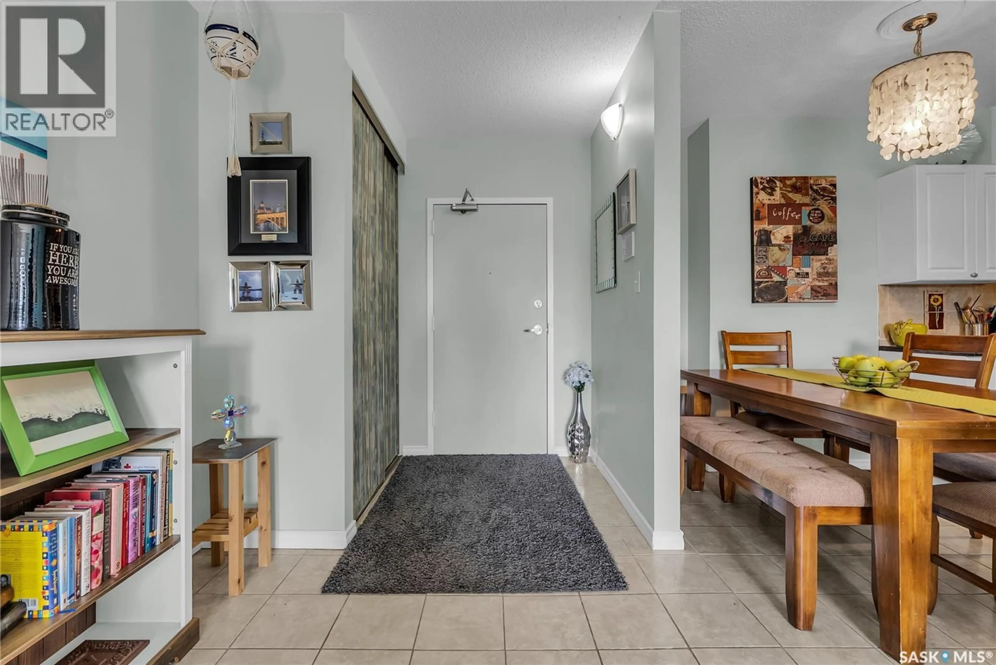 Indoor entryway for 802A - 401 KINGSMERE BOULEVARD, Saskatoon Saskatchewan S7J4B7