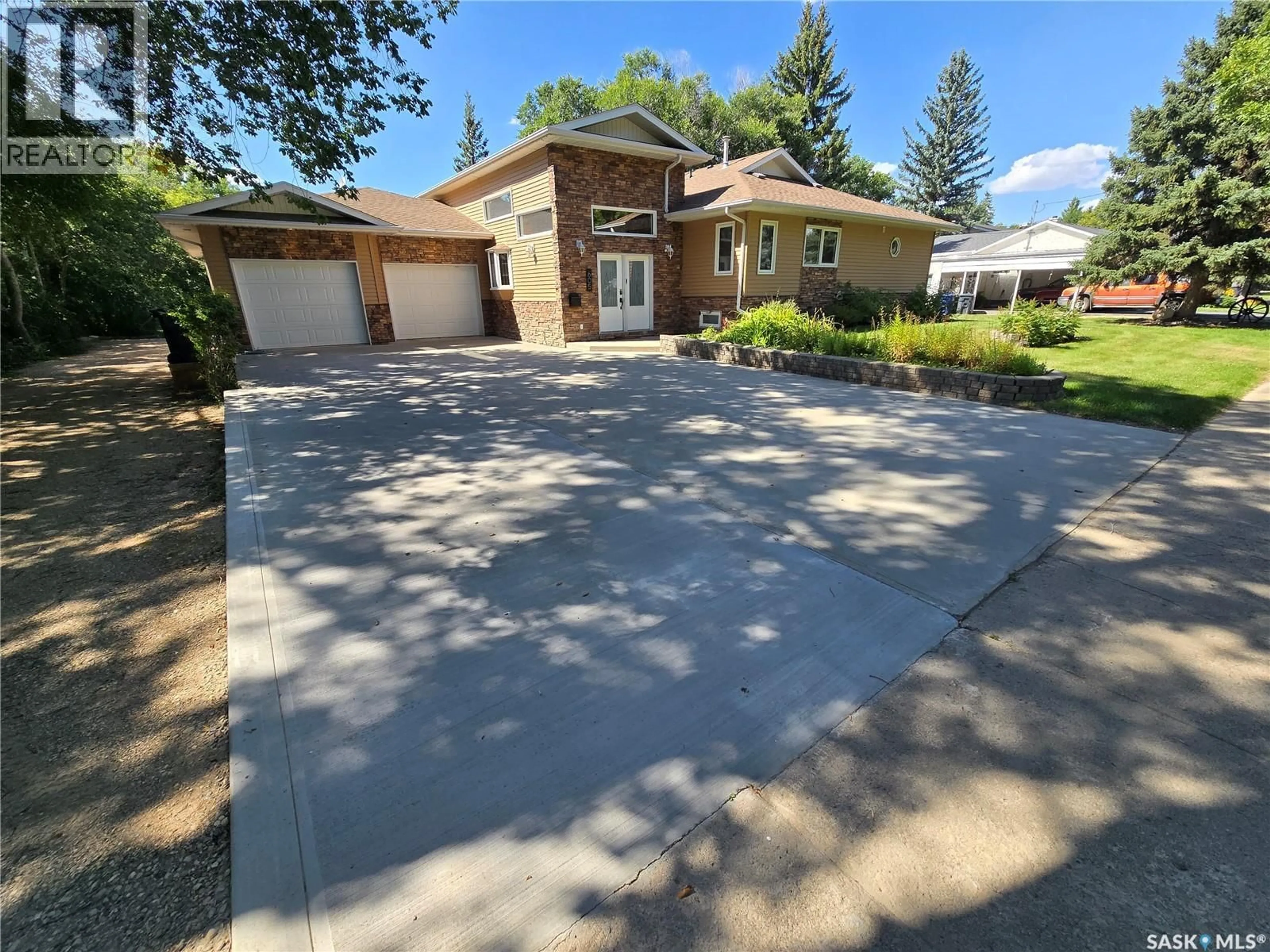 Home with vinyl exterior material, street for 605 ELGIN STREET, Weyburn Saskatchewan S4H0B9