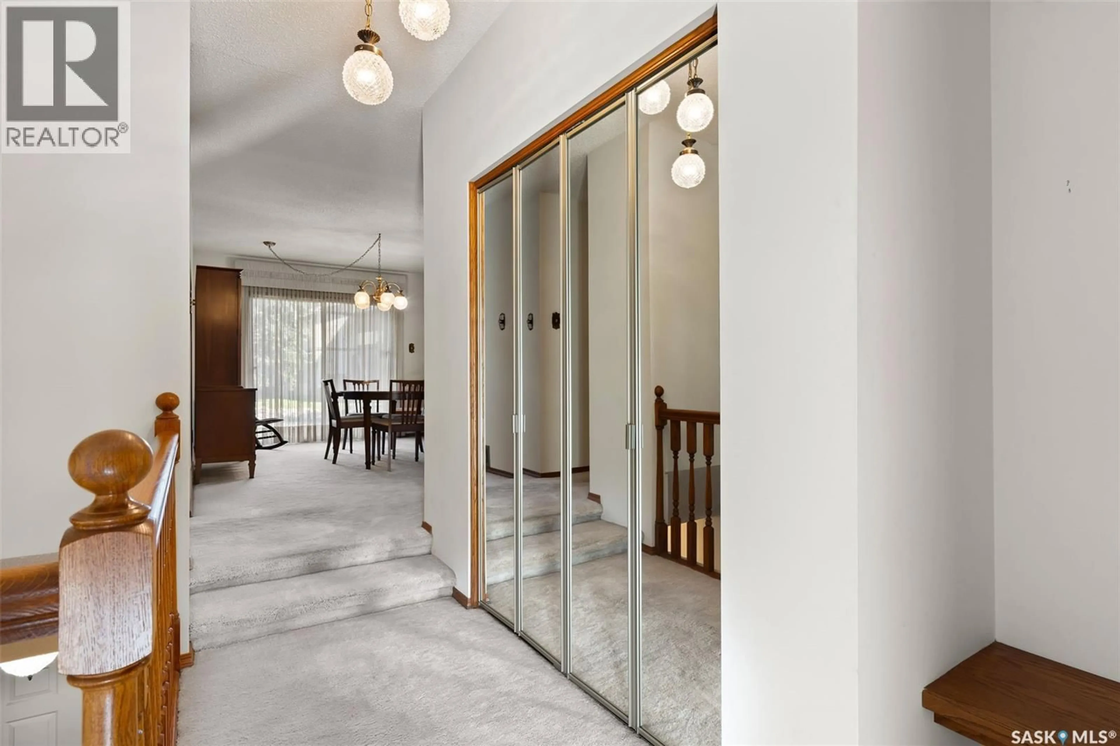 Indoor foyer for 341 AVON DRIVE, Regina Saskatchewan S4V1L8