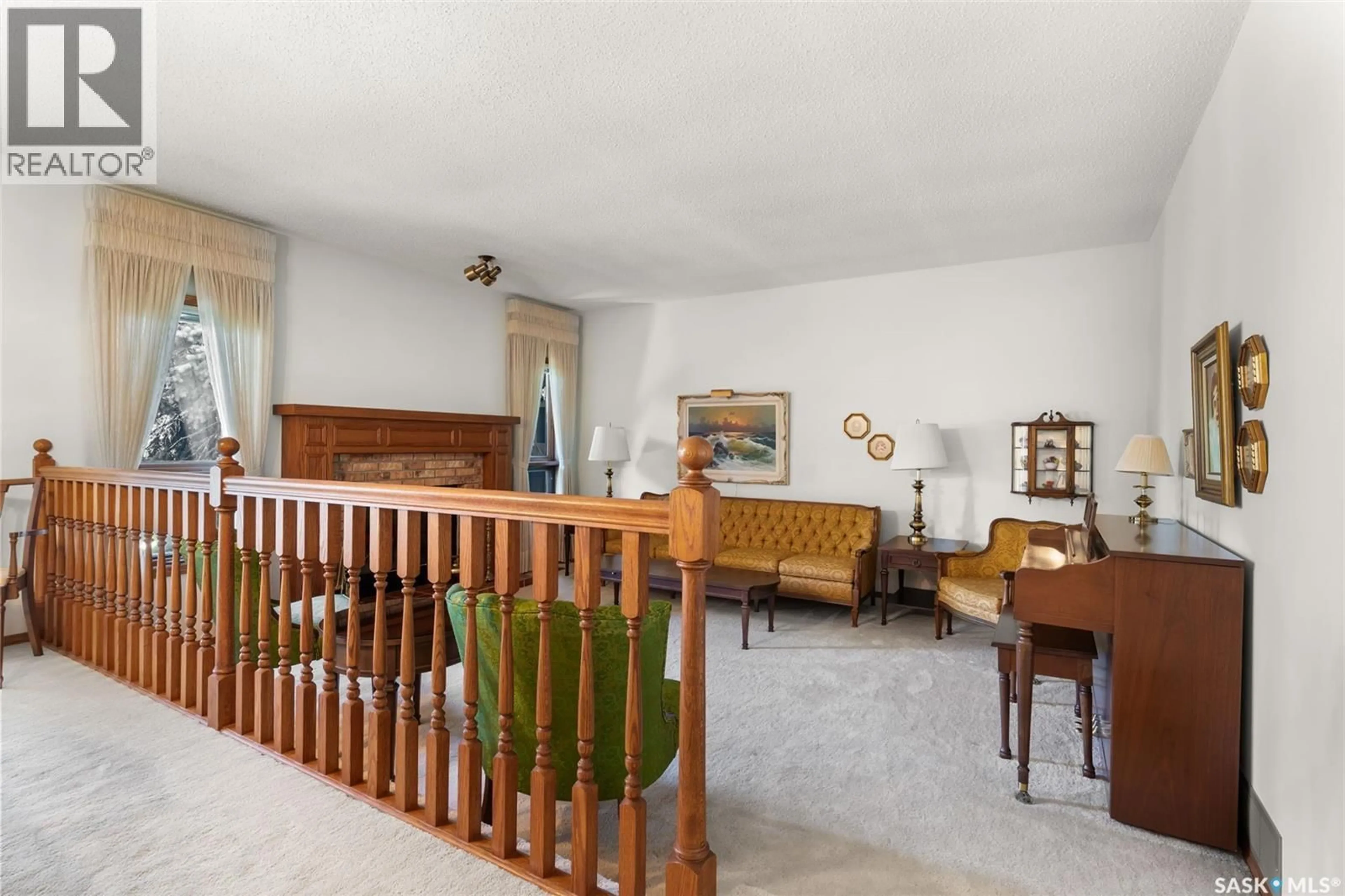 Indoor foyer for 341 AVON DRIVE, Regina Saskatchewan S4V1L8