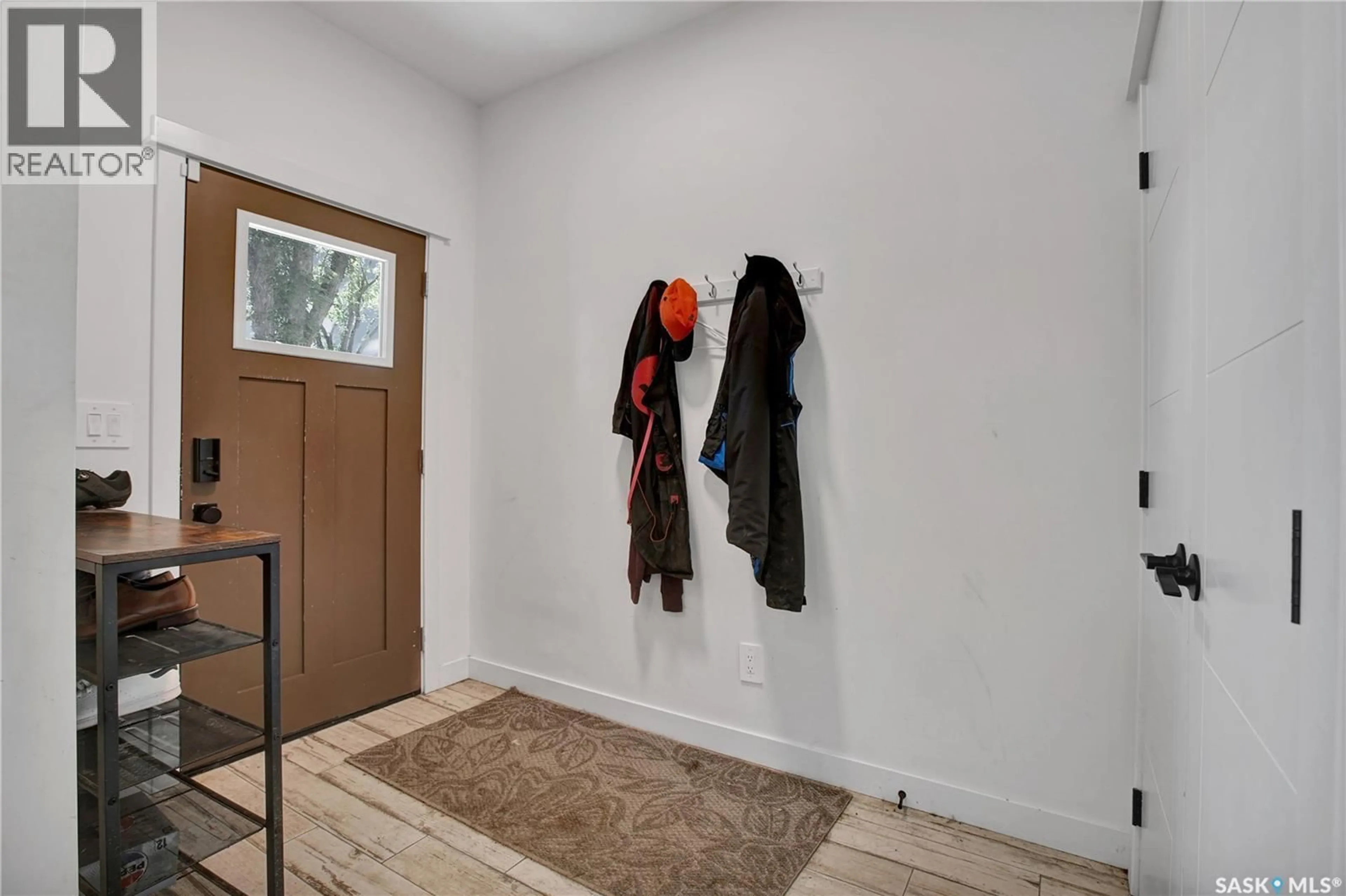 Indoor entryway for 525 4TH STREET, Saskatoon Saskatchewan S7H1J7