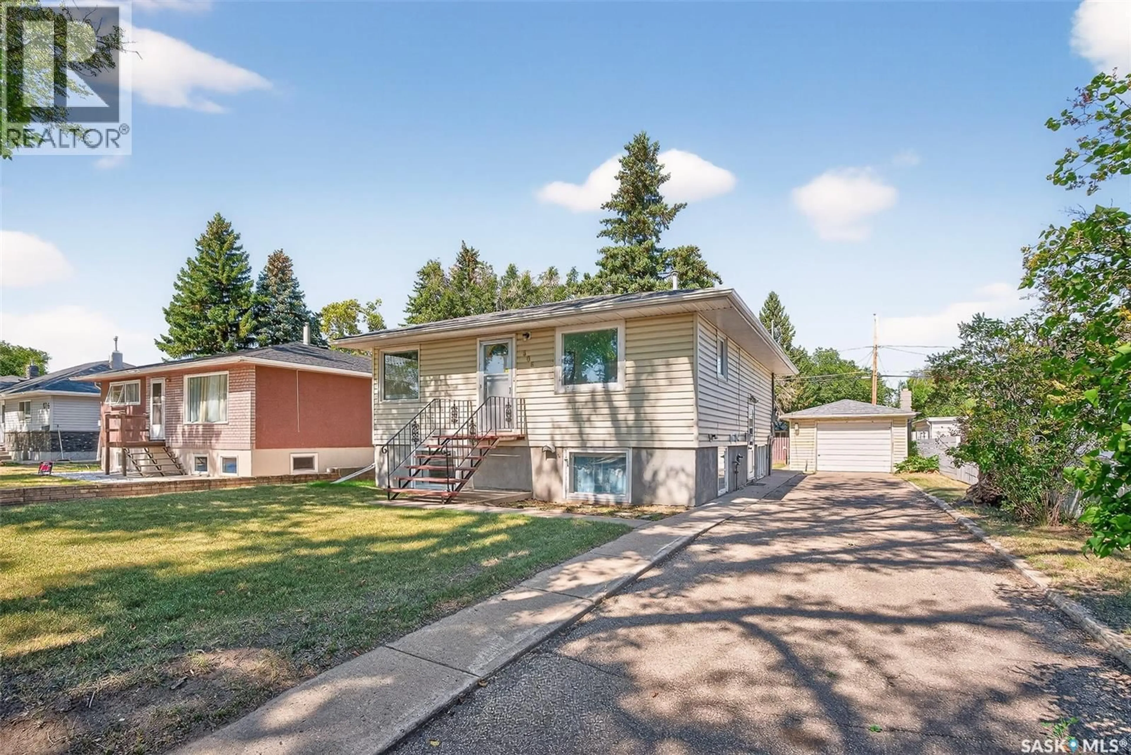 Home with vinyl exterior material, street for 806 GRANDVIEW STREET, Moose Jaw Saskatchewan S6H5L8