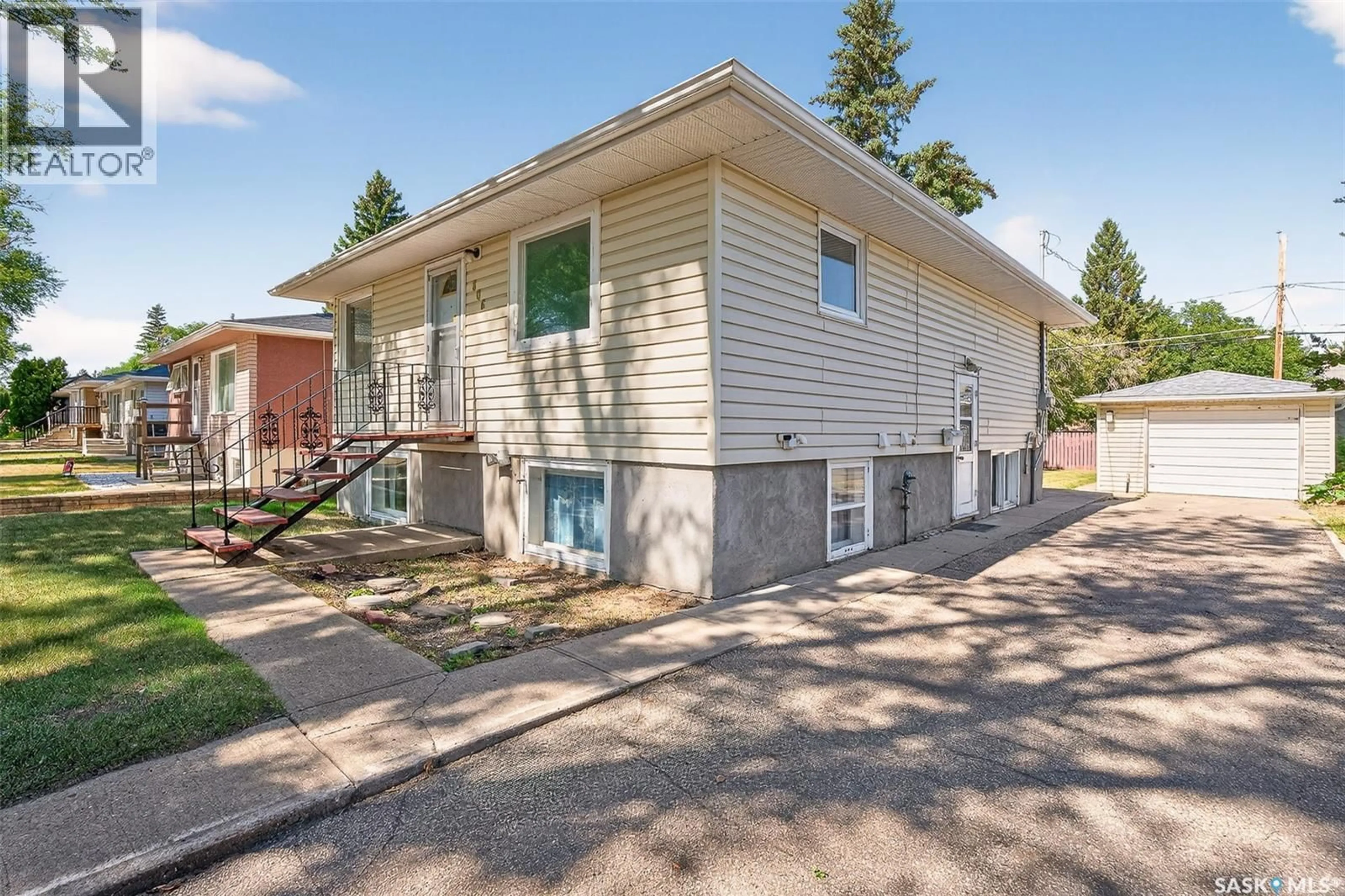 Home with vinyl exterior material, street for 806 GRANDVIEW STREET, Moose Jaw Saskatchewan S6H5L8