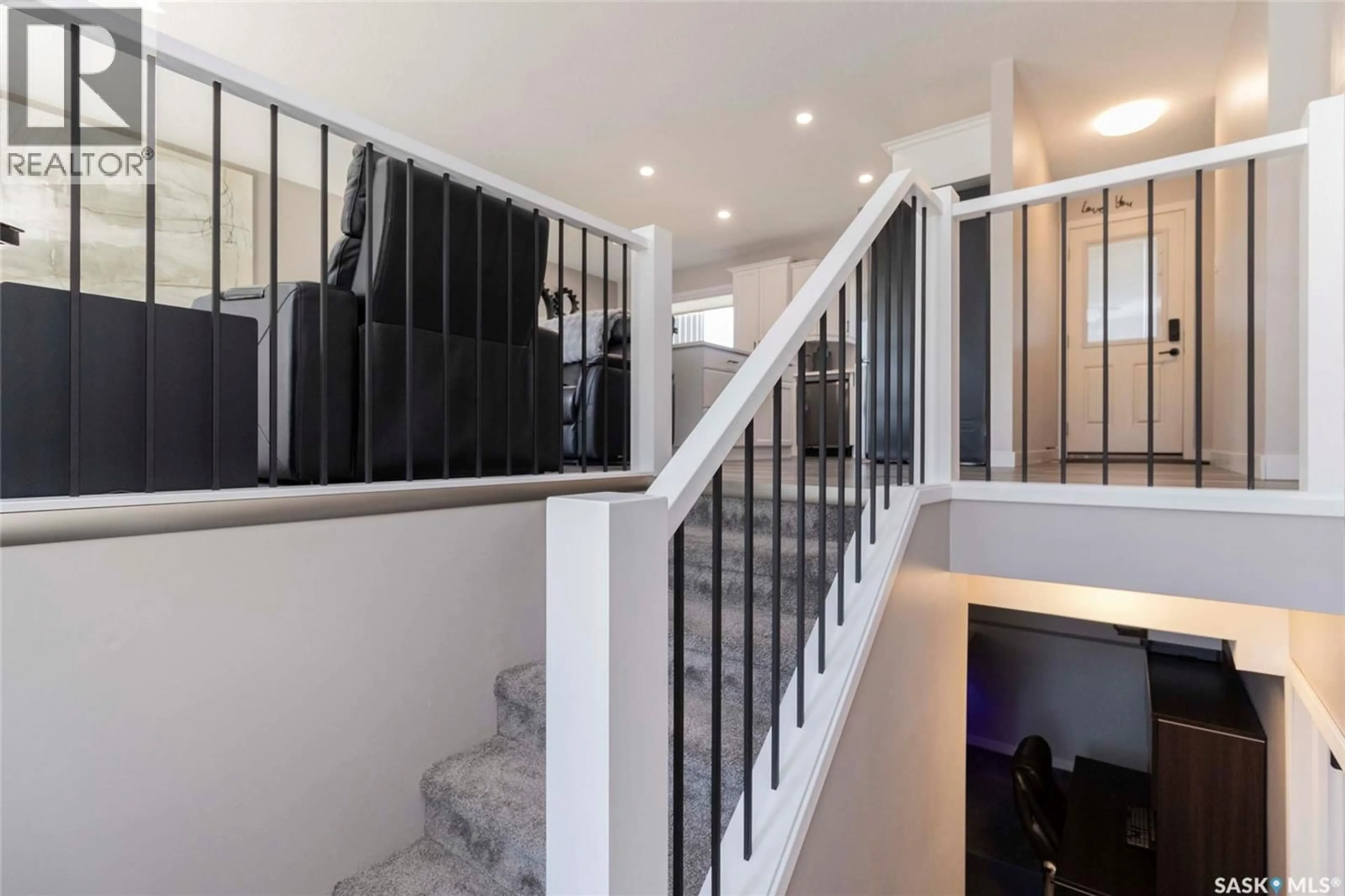 Indoor foyer for 1618 ALEXANDRA AVENUE, Saskatoon Saskatchewan S7K3C3
