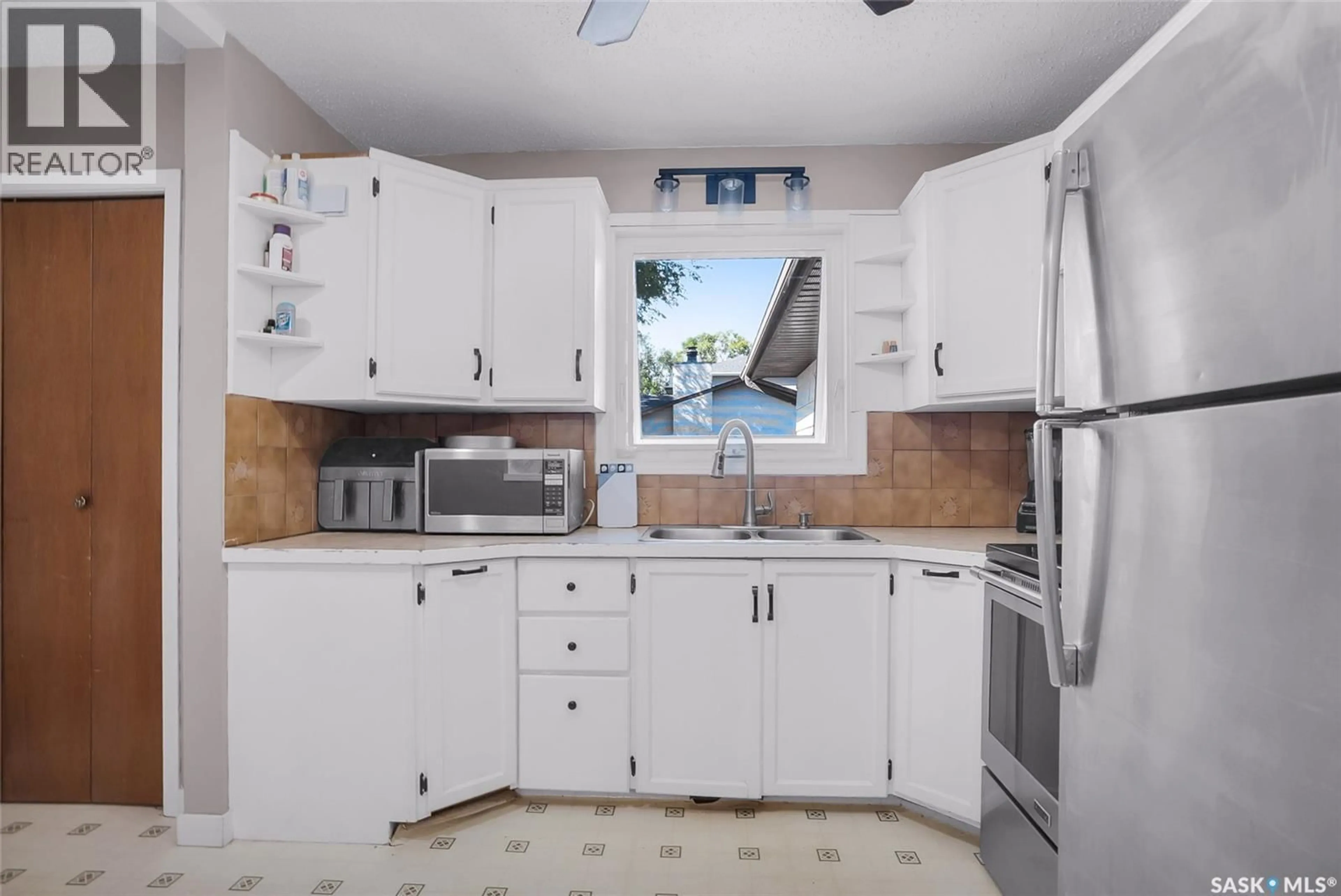 Standard kitchen, ceramic/tile floor for N - 510 M AVENUE, Saskatoon Saskatchewan S7L2S8