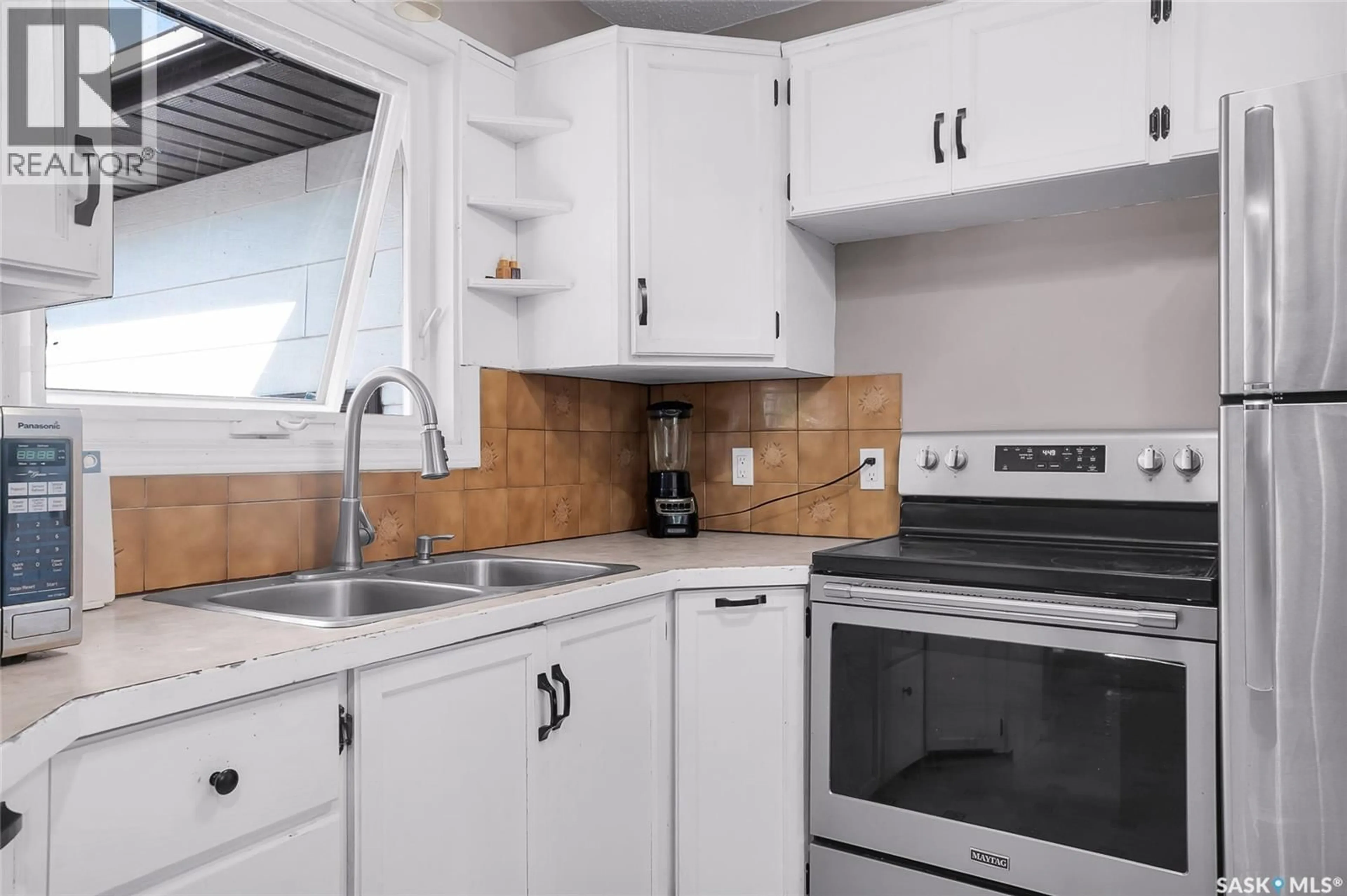 Standard kitchen, unknown for N - 510 M AVENUE, Saskatoon Saskatchewan S7L2S8