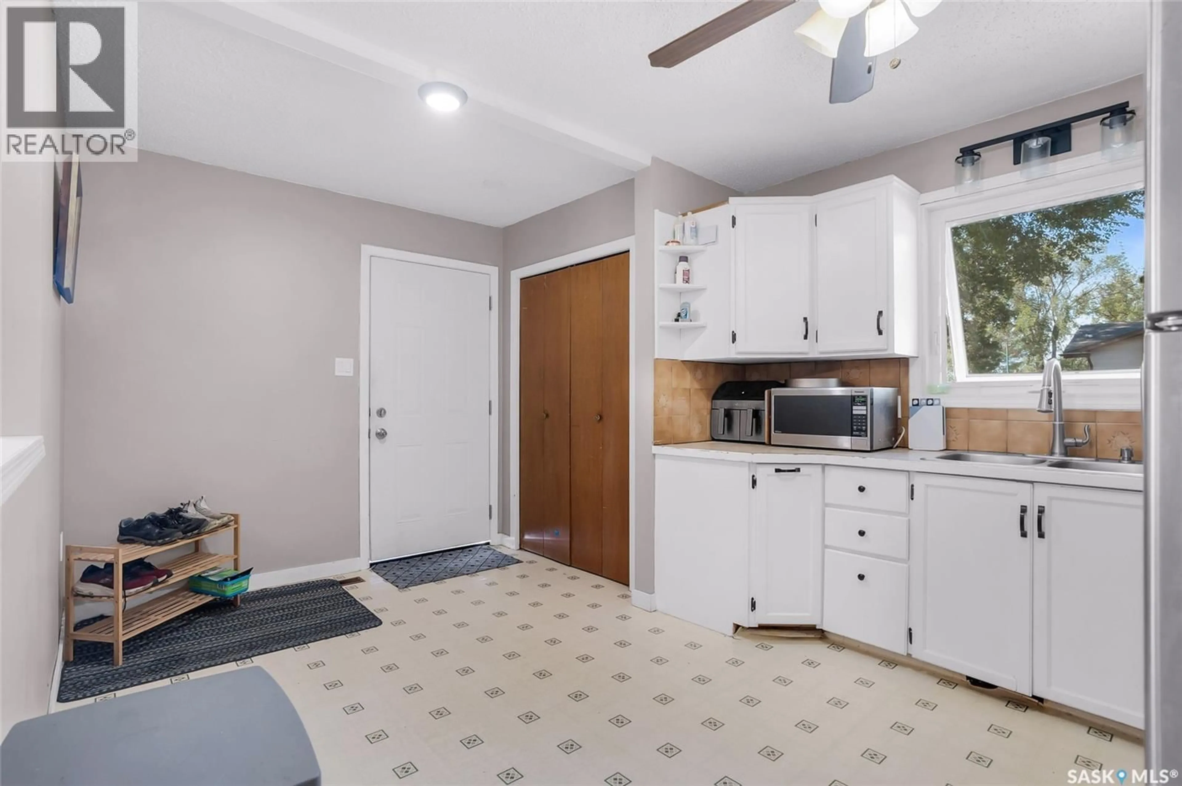 Standard kitchen, ceramic/tile floor for N - 510 M AVENUE, Saskatoon Saskatchewan S7L2S8