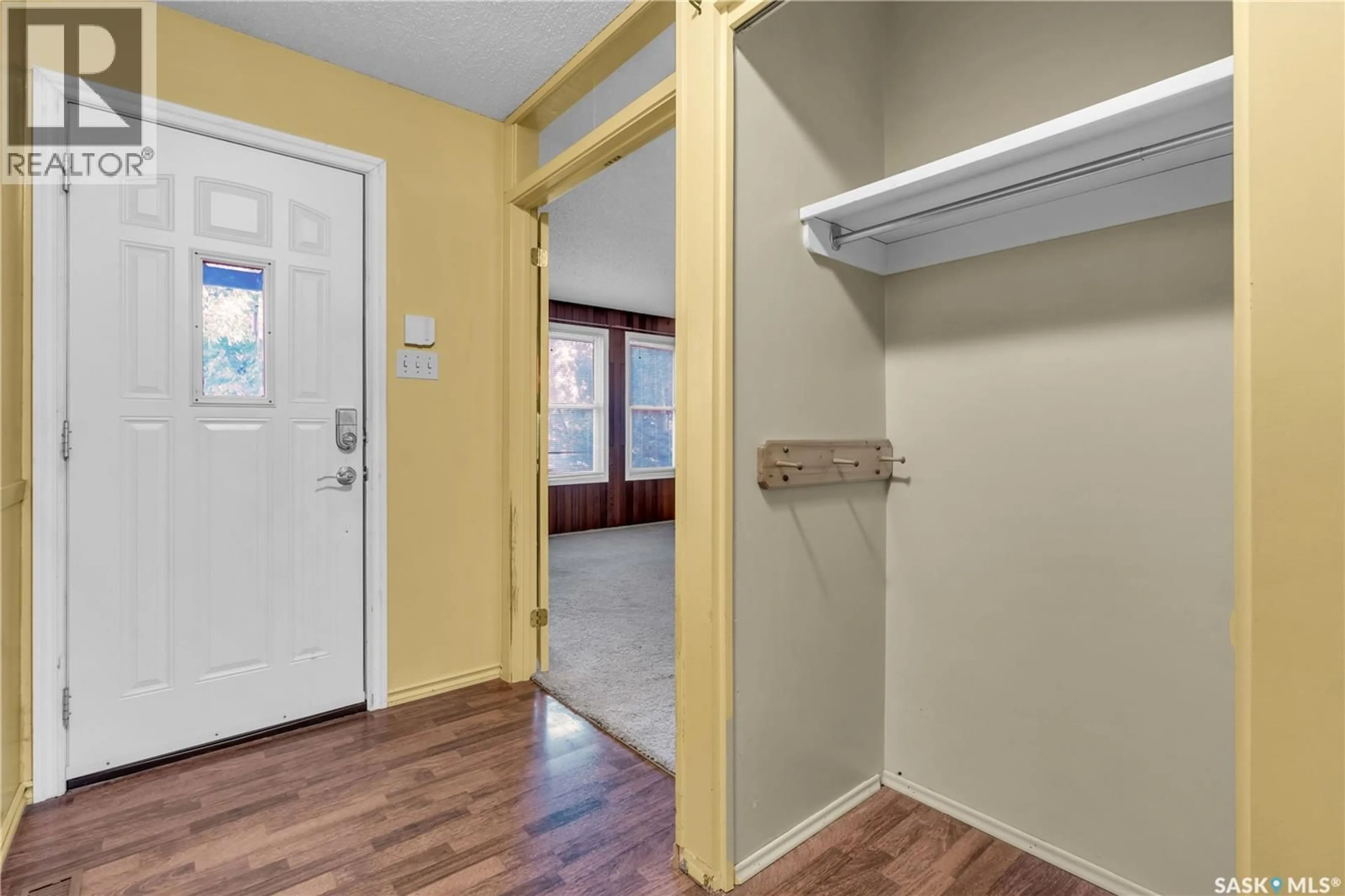 Indoor entryway for 127 SCRIVENER CRESCENT, Regina Saskatchewan S4N4V6