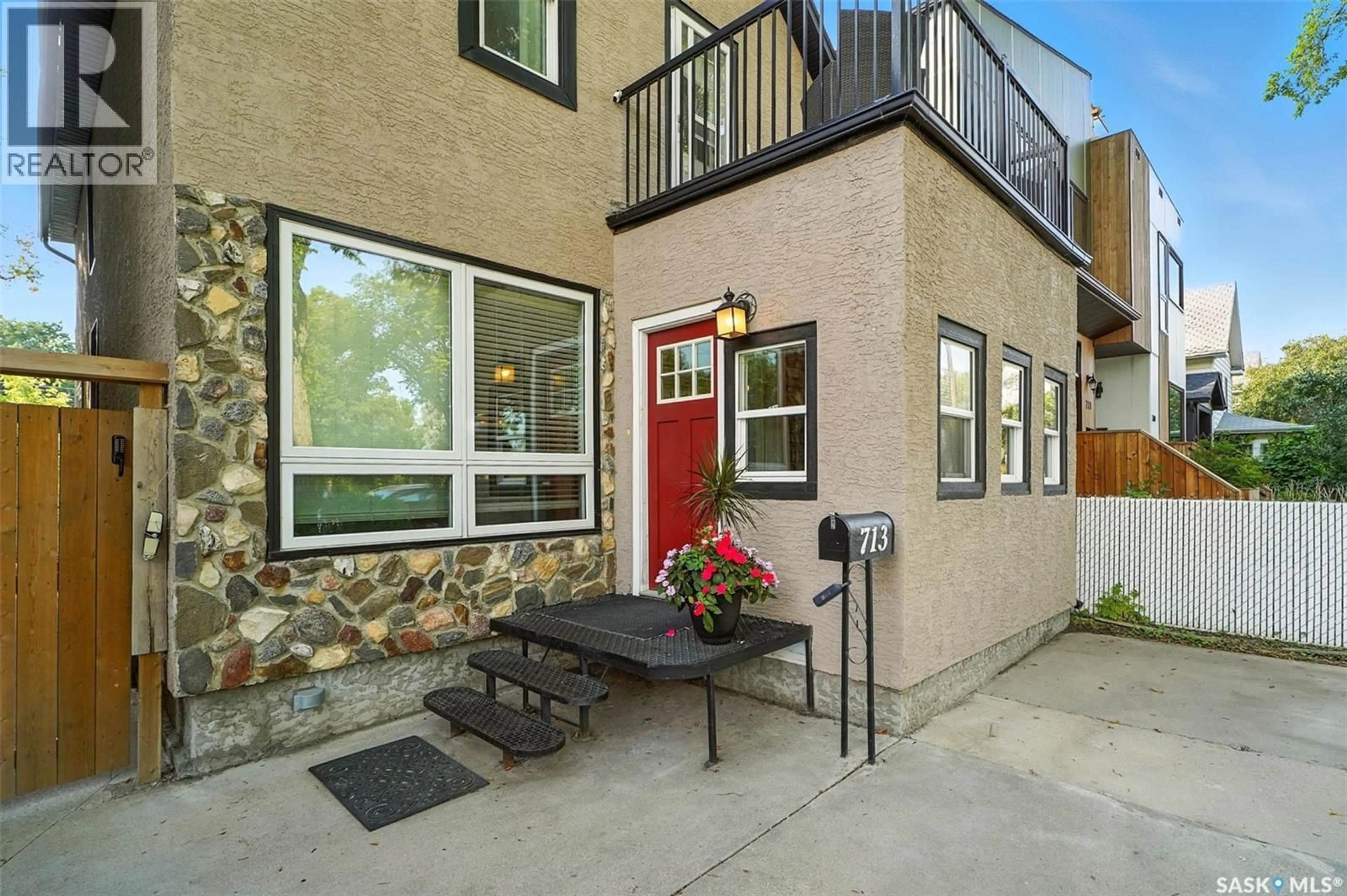 Patio, street for 713 H AVENUE, Saskatoon Saskatchewan S7M1X2