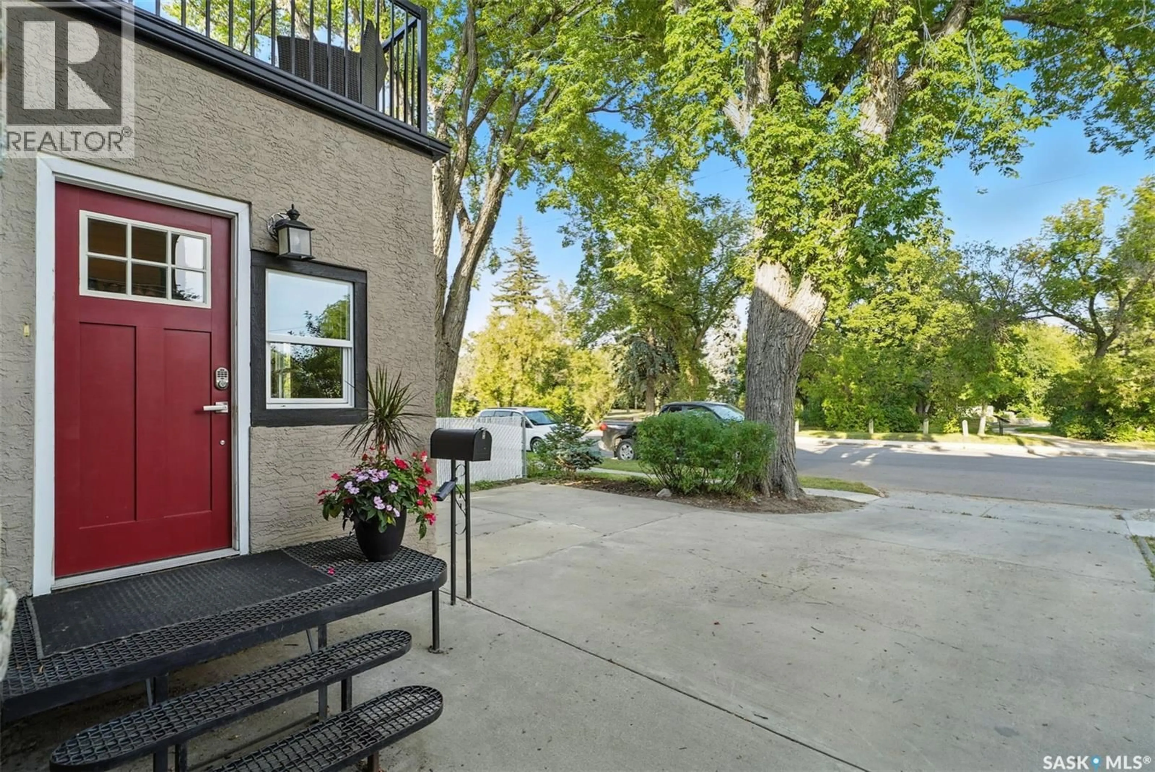 Patio, street for 713 H AVENUE, Saskatoon Saskatchewan S7M1X2