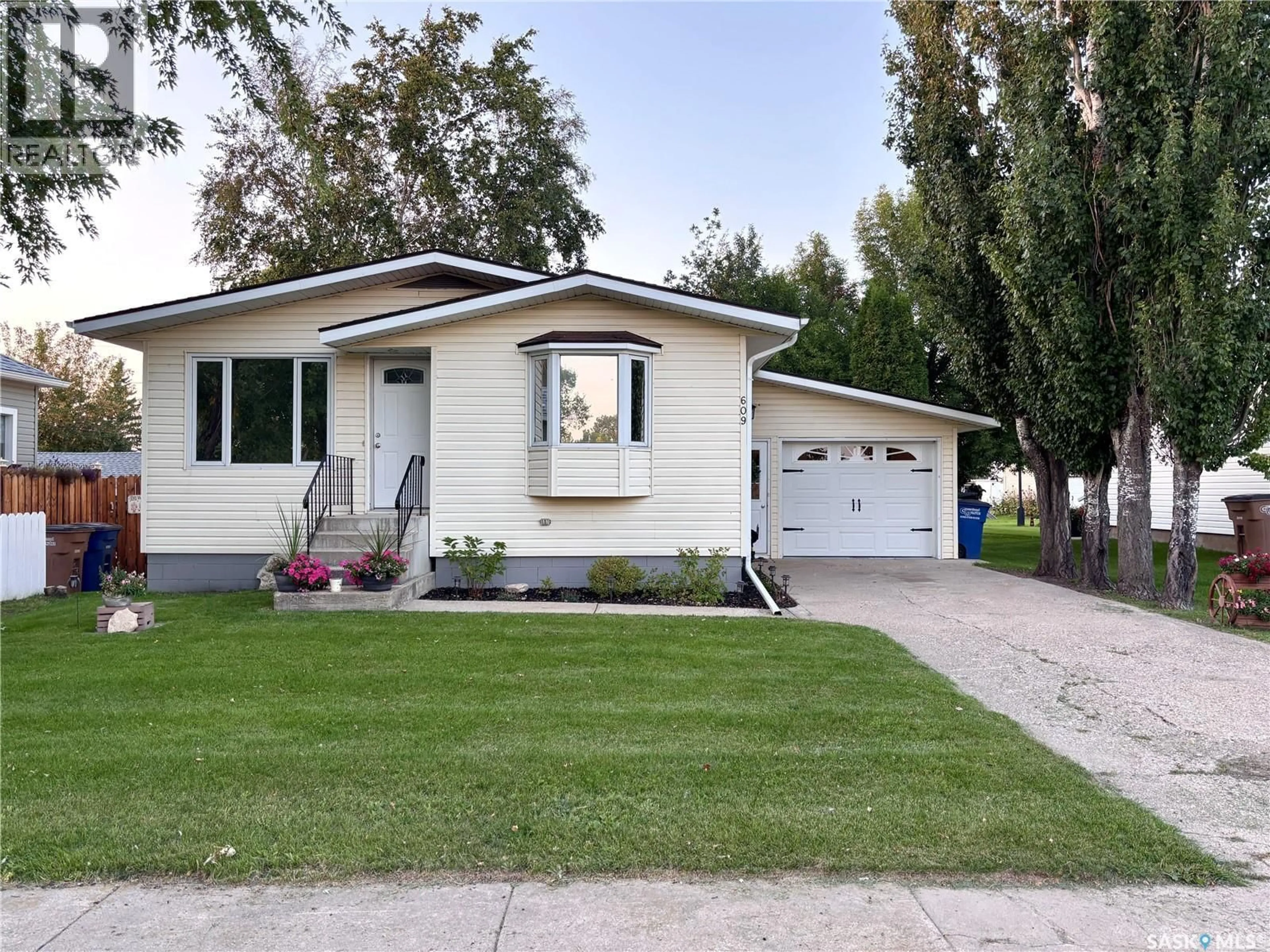 Home with vinyl exterior material, street for 609 KING STREET, Cudworth Saskatchewan S0K1B0