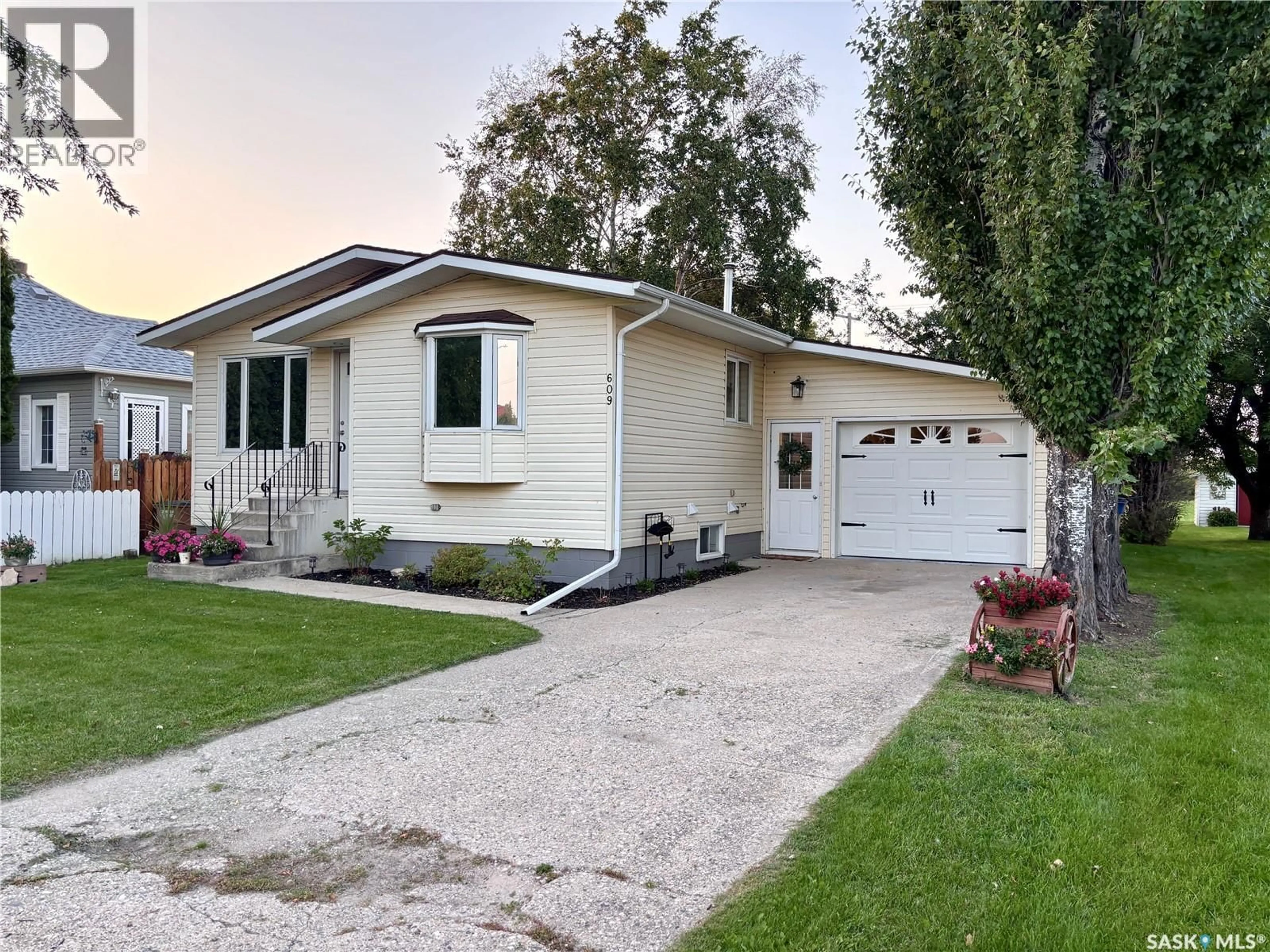 Home with vinyl exterior material, street for 609 KING STREET, Cudworth Saskatchewan S0K1B0