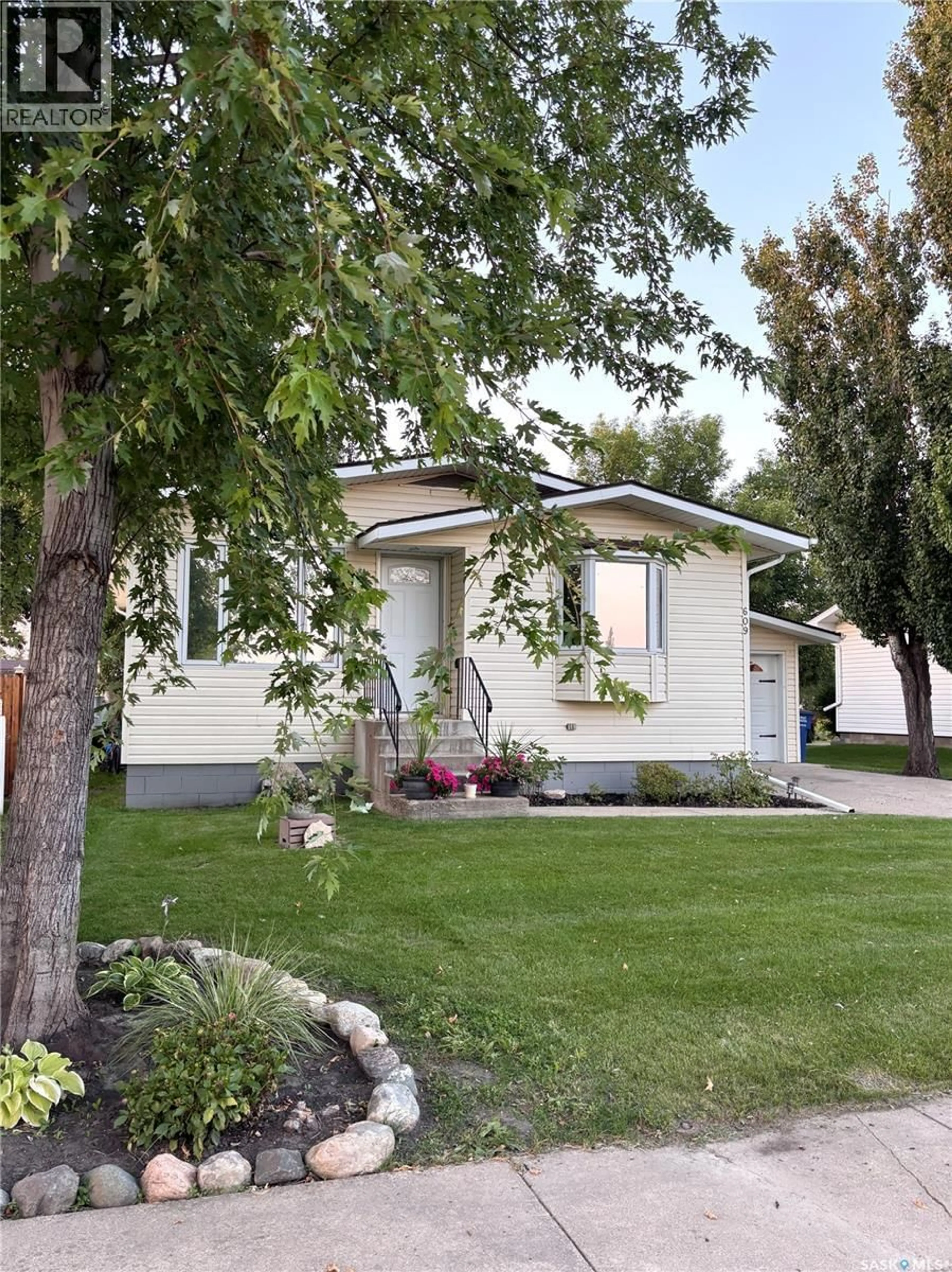 Home with vinyl exterior material, street for 609 KING STREET, Cudworth Saskatchewan S0K1B0