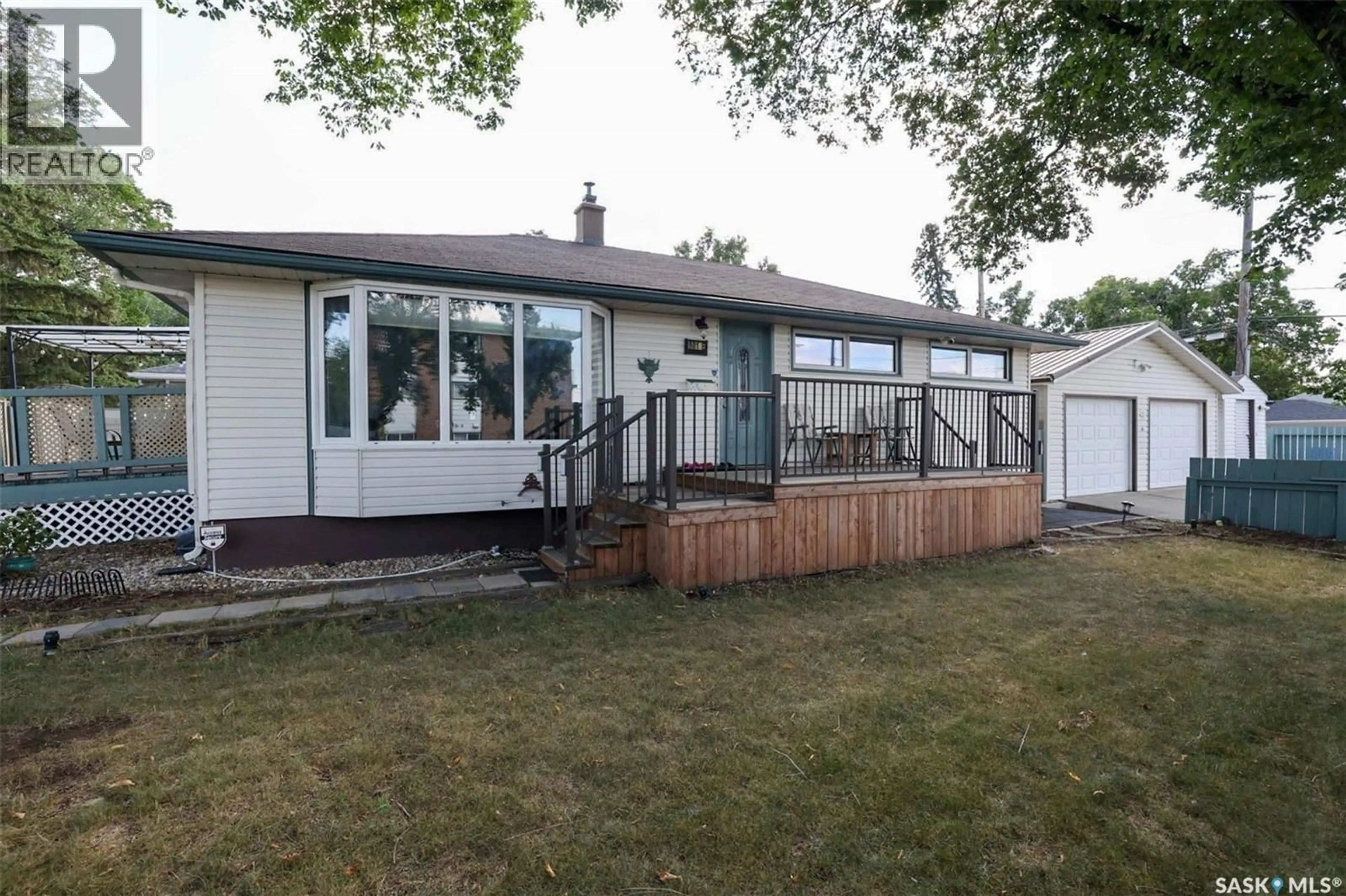 Home with vinyl exterior material, street for 901 17TH AVENUE, Regina Saskatchewan S4N0Y9