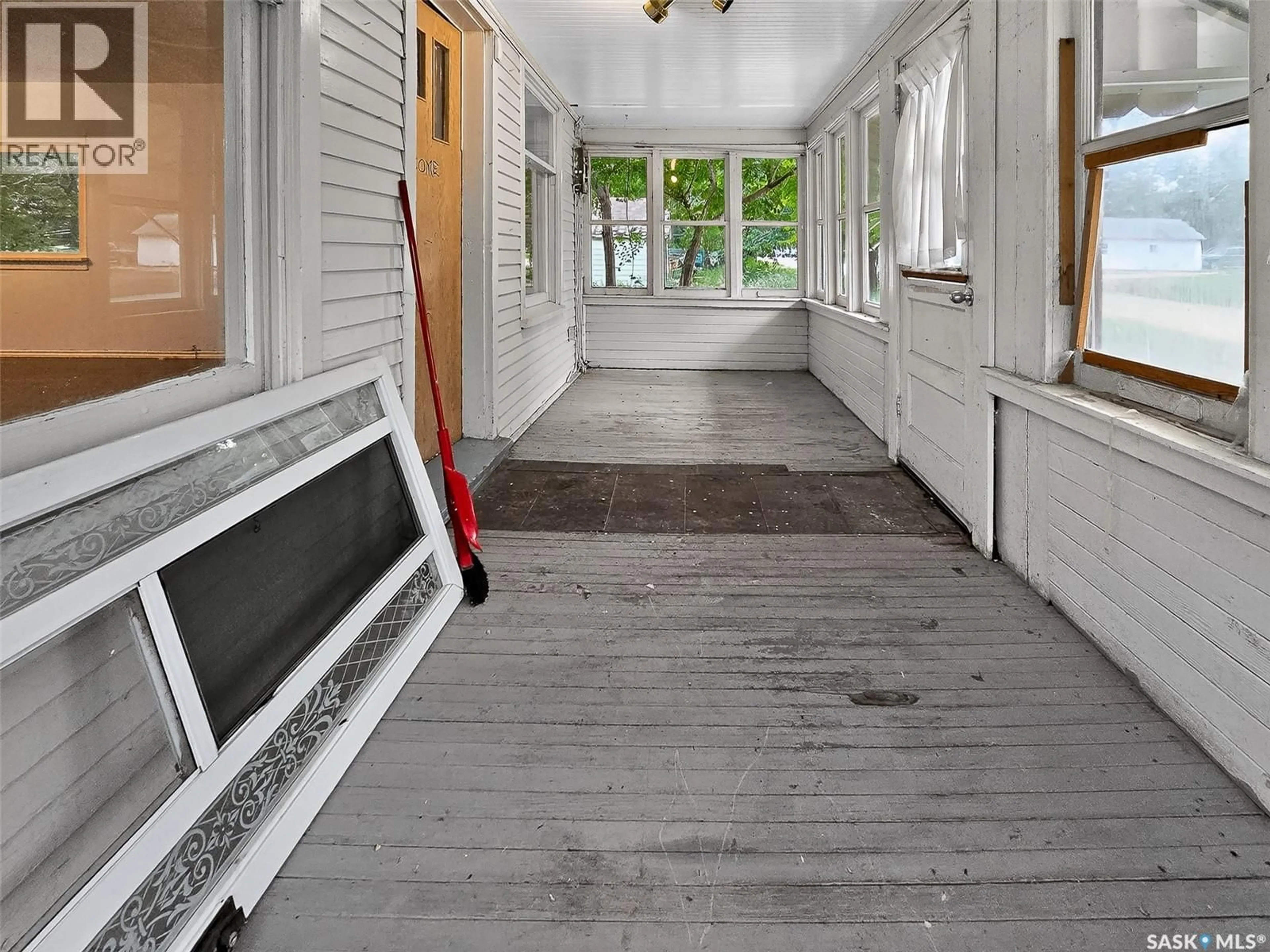 Indoor entryway for 311 3RD STREET, Chaplin Saskatchewan S0H0V0