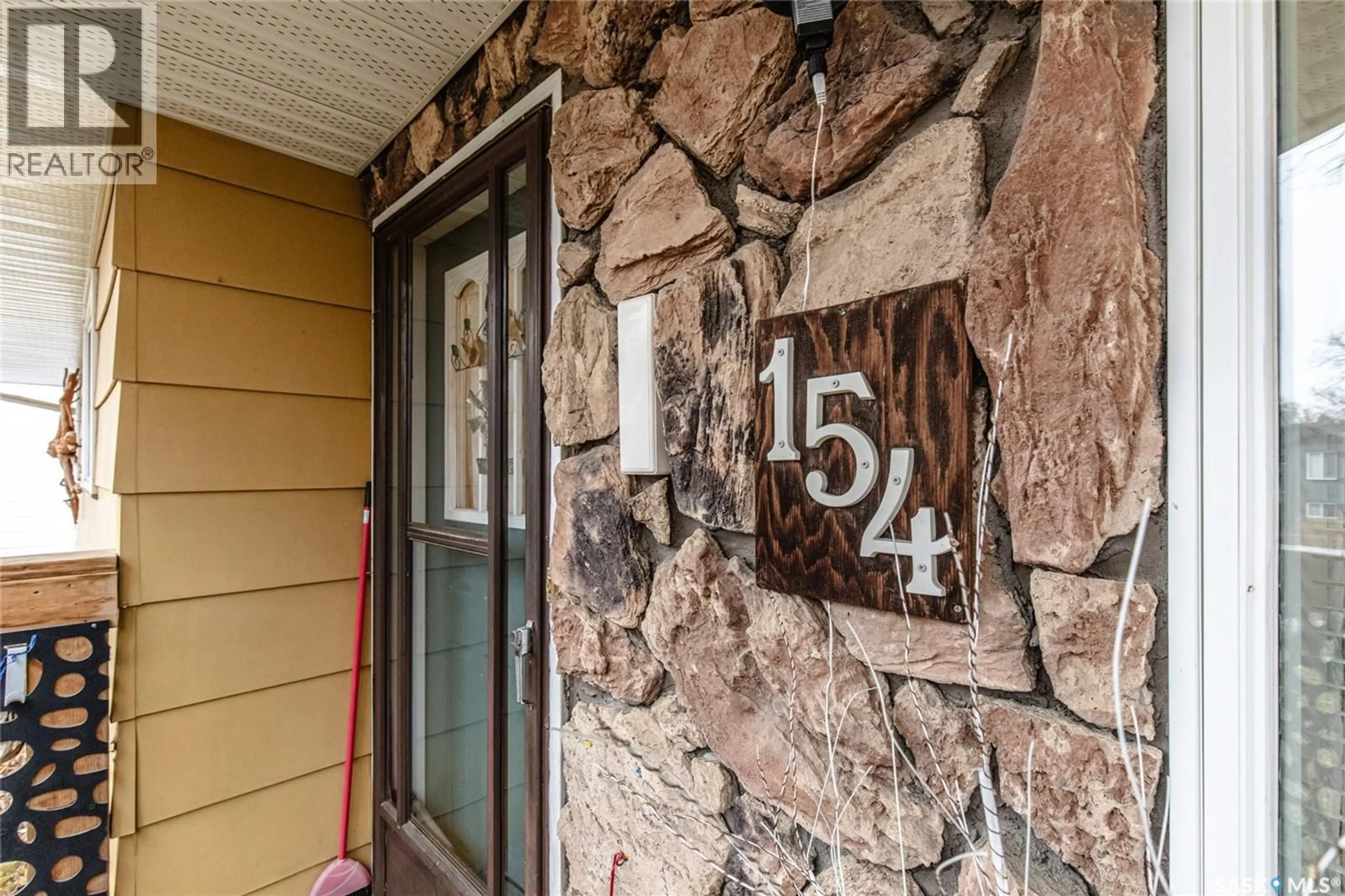 Indoor entryway for 154 COTEAU STREET, Moose Jaw Saskatchewan S6H5C5